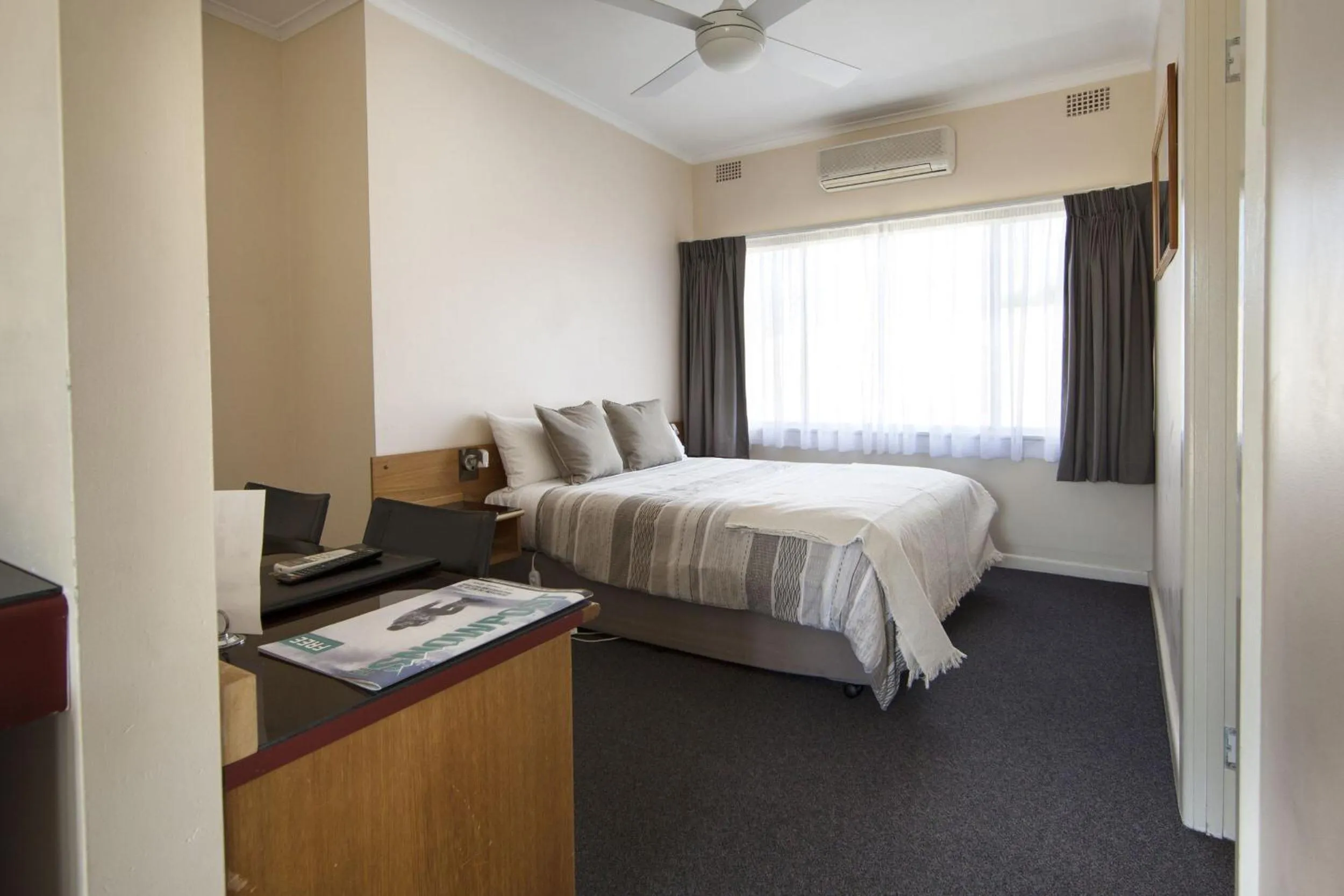 Bedroom, Bed in Redhill Cooma Motor Inn
