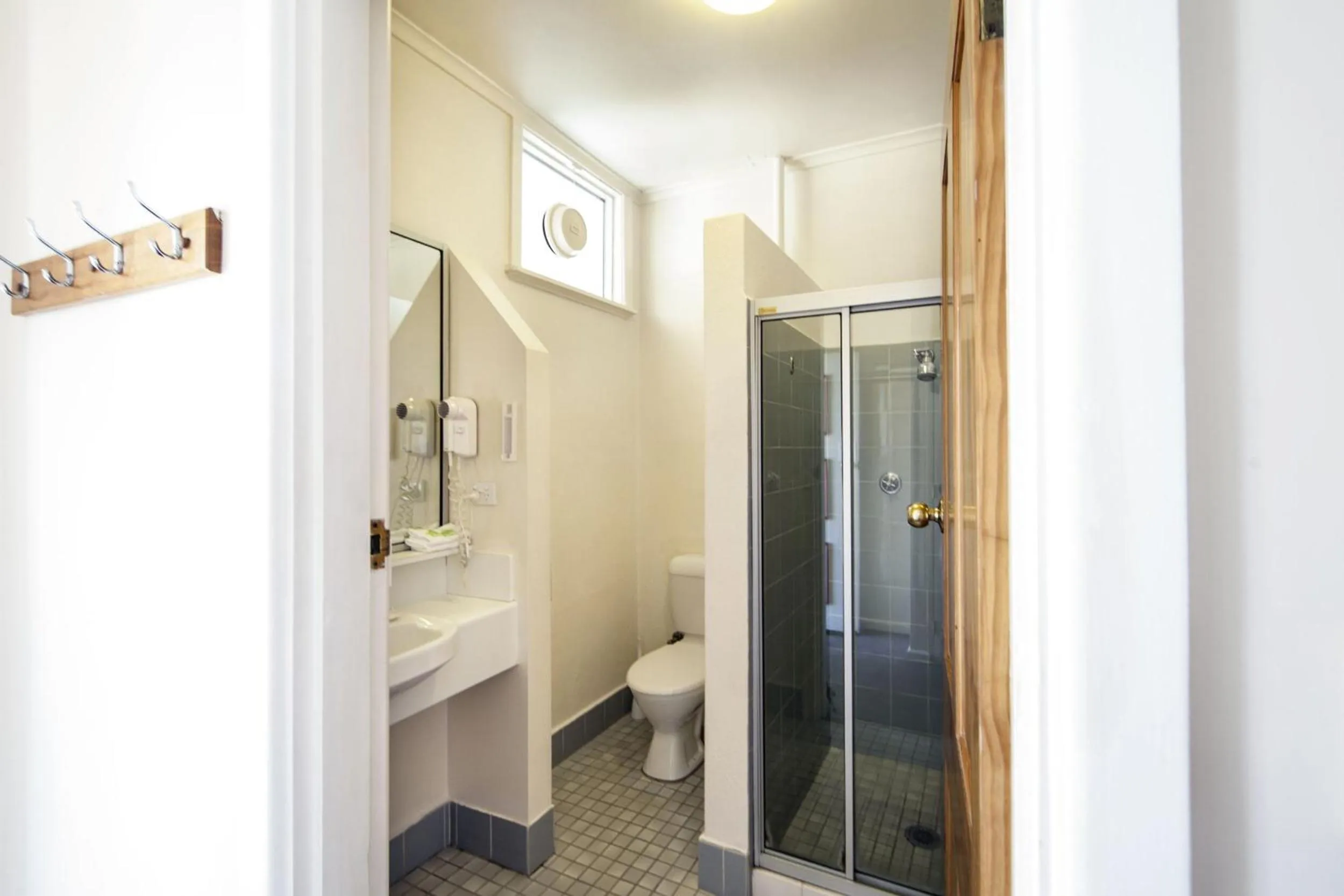 Bathroom in Redhill Cooma Motor Inn