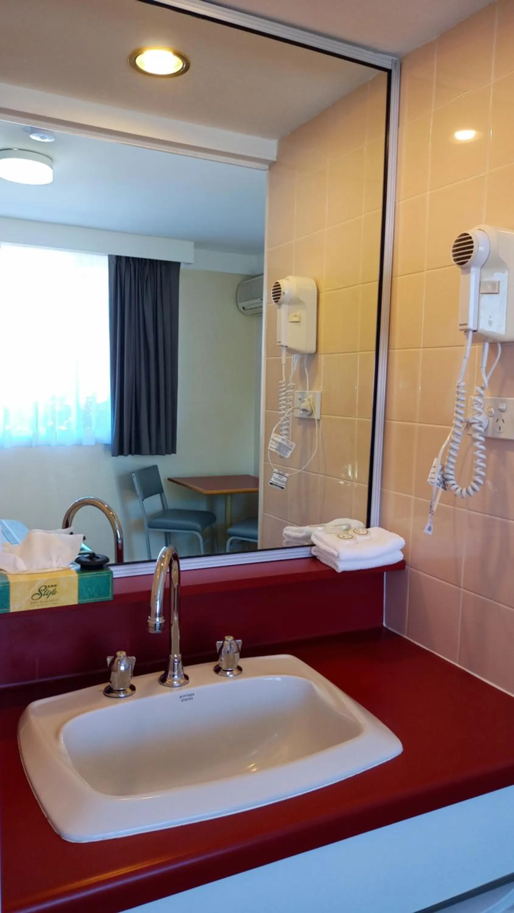 Bathroom in Redhill Cooma Motor Inn