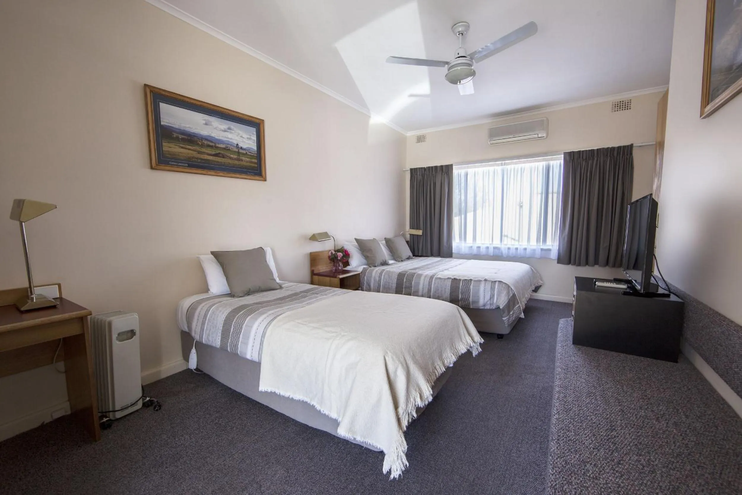 Photo of the whole room, Bed in Redhill Cooma Motor Inn