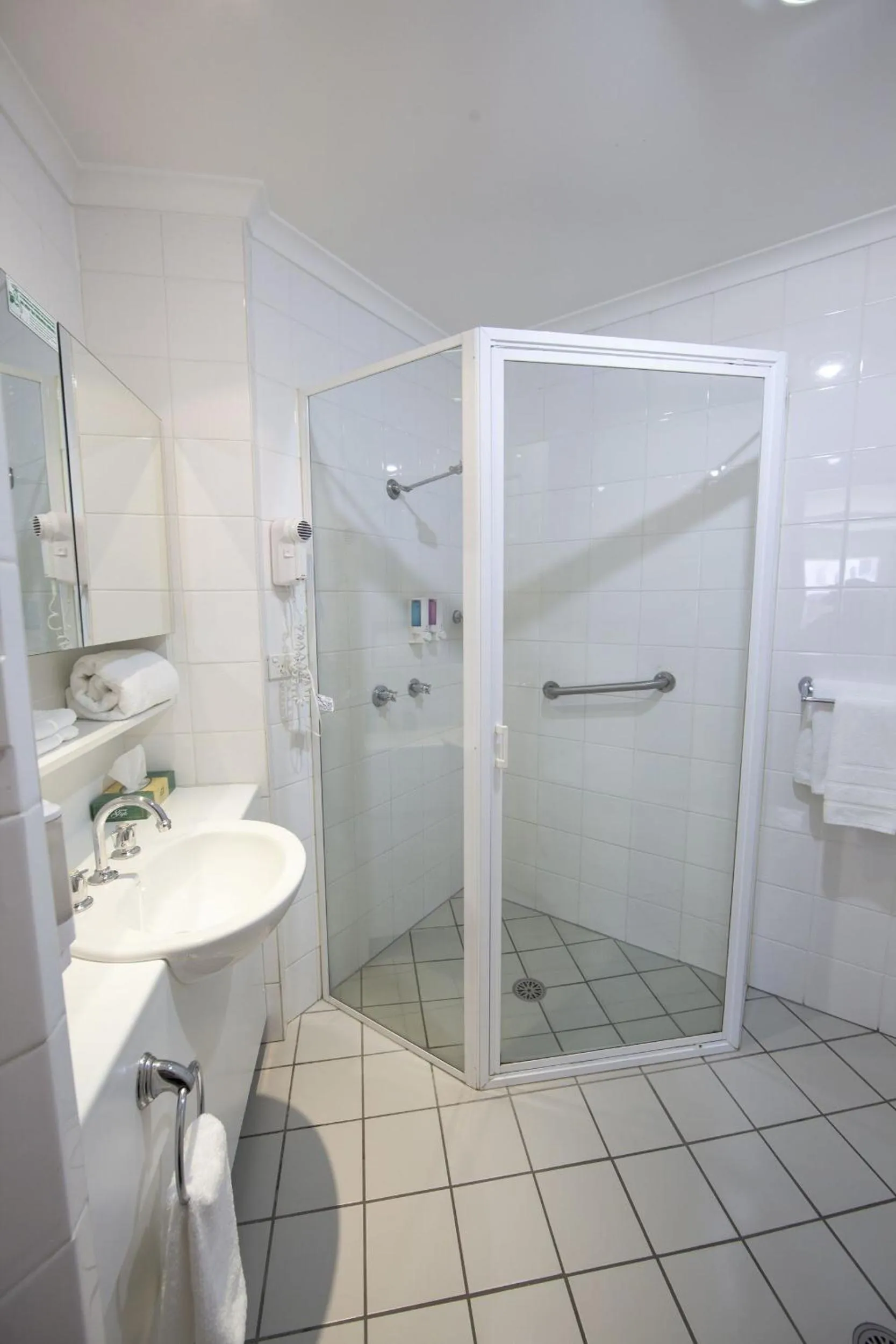 Bathroom in Redhill Cooma Motor Inn