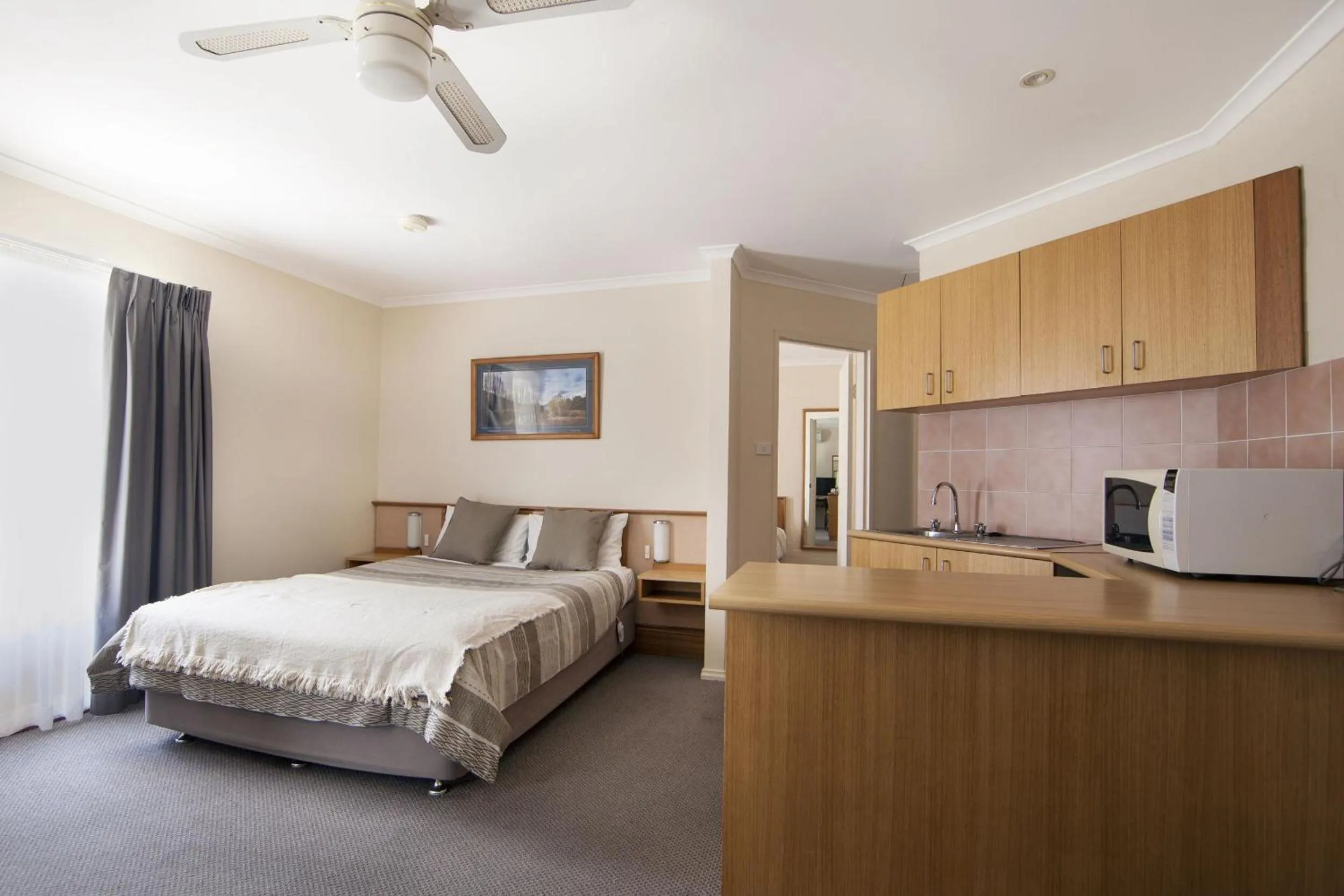 Photo of the whole room, Bed in Redhill Cooma Motor Inn