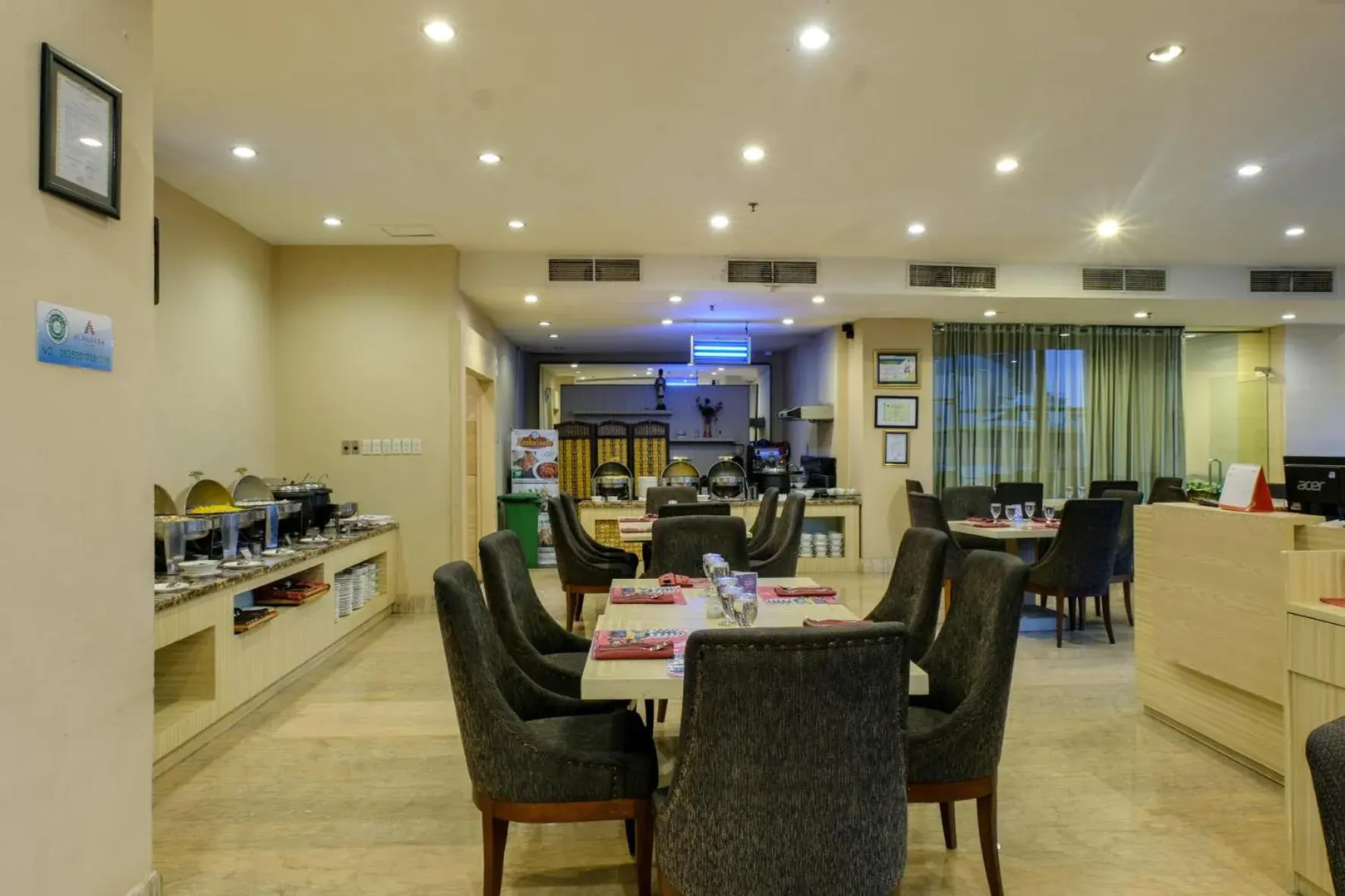 Restaurant/Places to Eat in Almadera Hotel