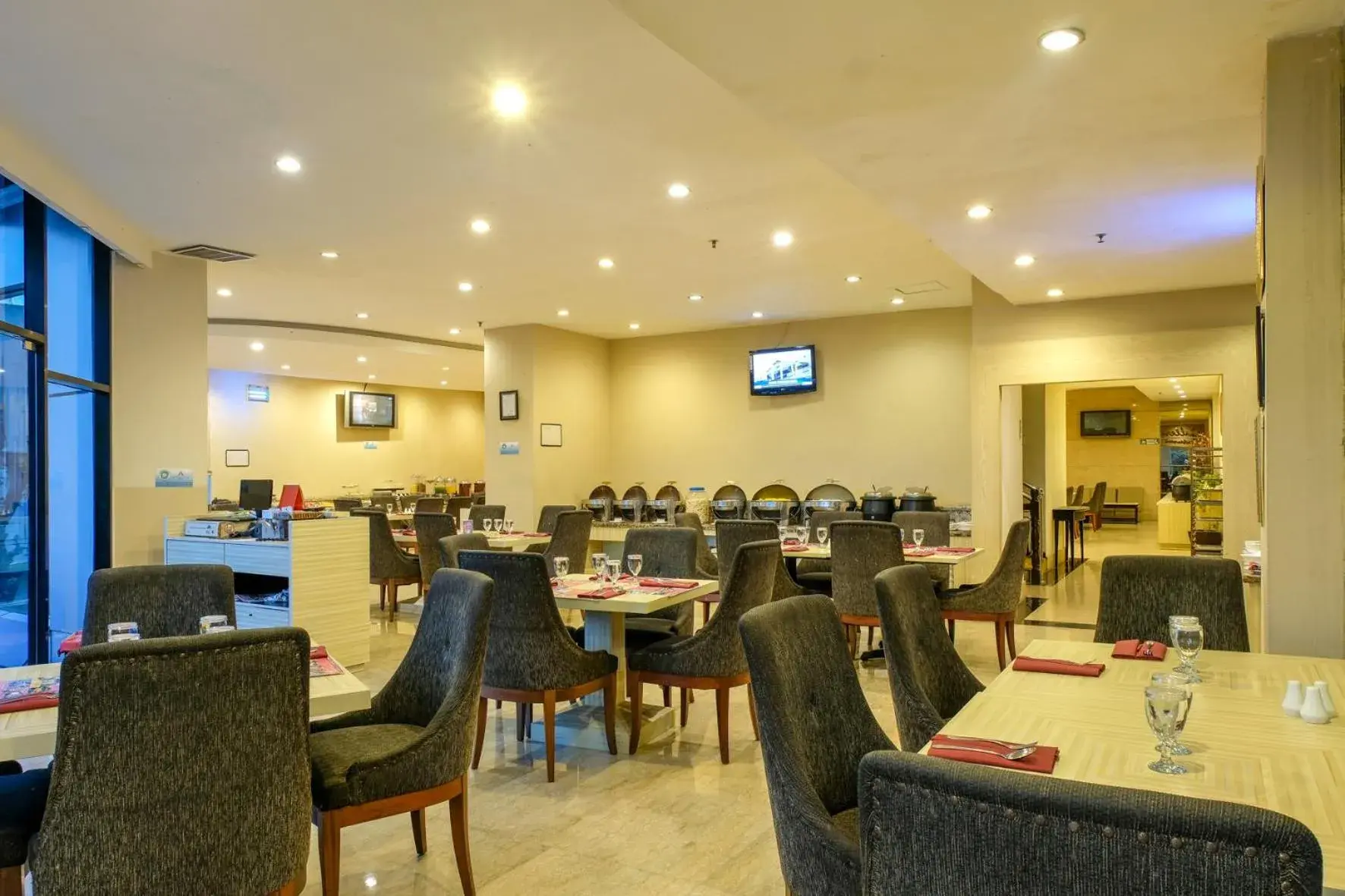 Restaurant/Places to Eat in Almadera Hotel