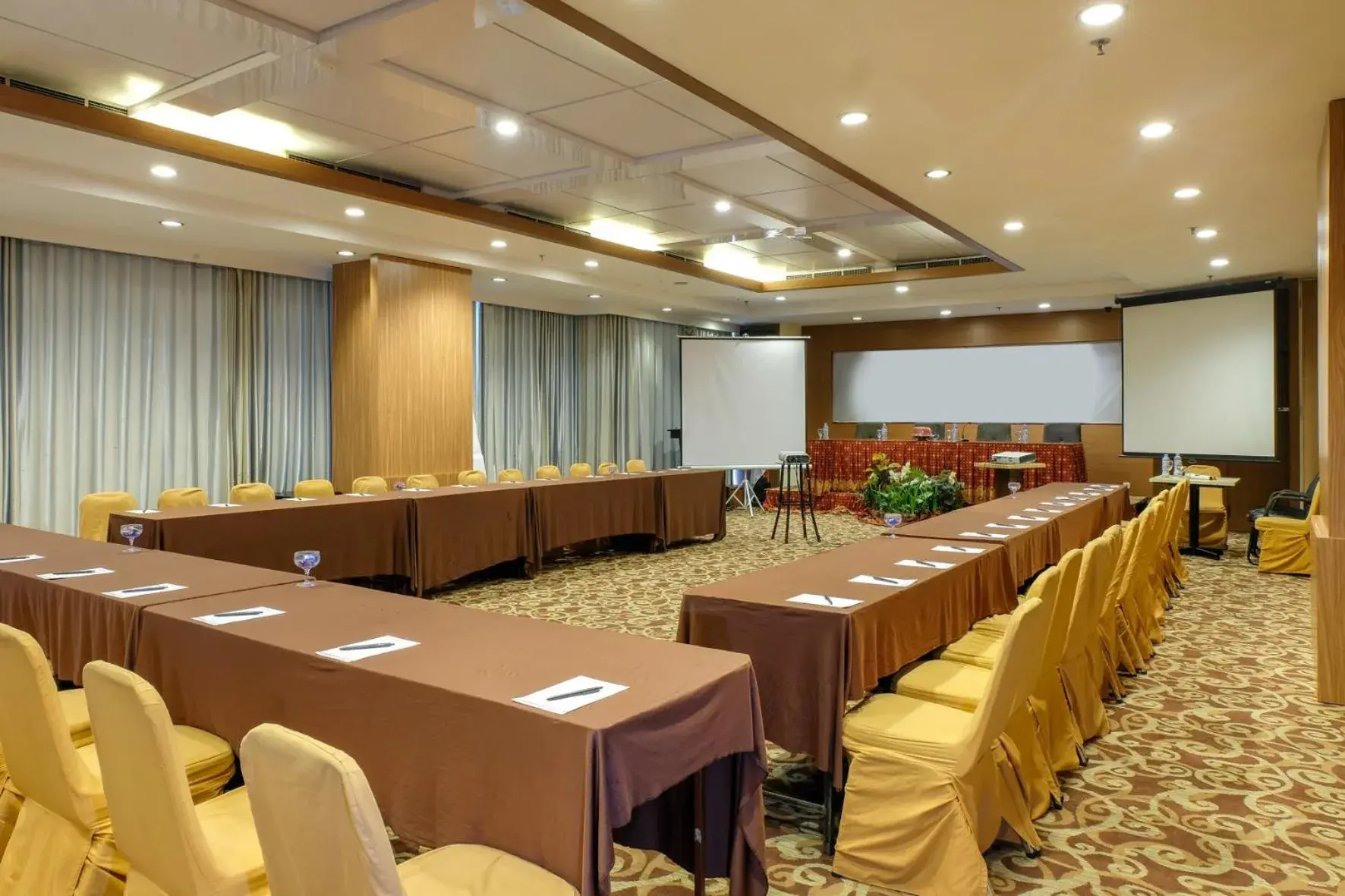 Business Area/Conference Room in Almadera Hotel