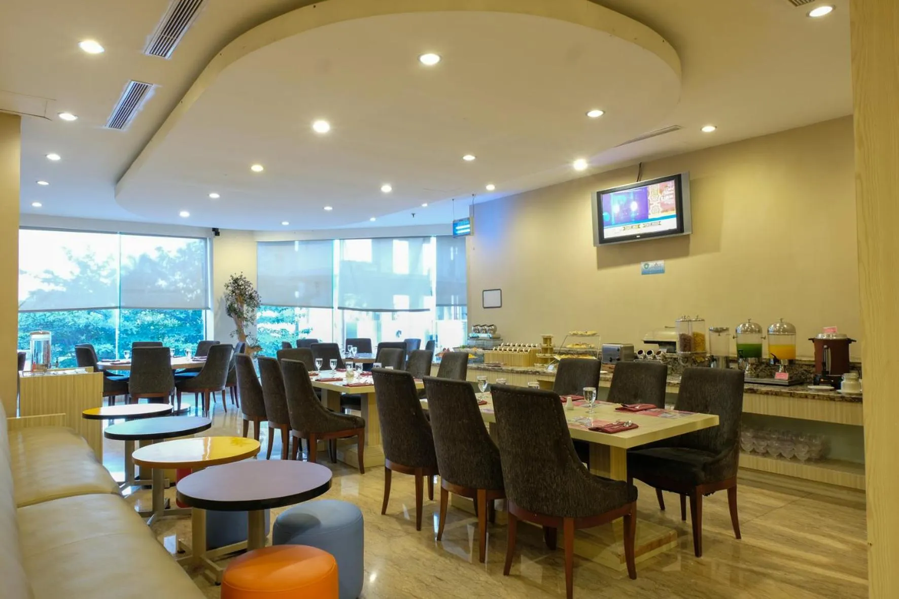 Restaurant/Places to Eat in Almadera Hotel