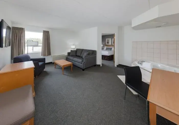 Deluxe Suite in Heritage Inn Hotel & Convention Centre - Moose Jaw Deluxe Suite in Heritage Inn Hotel & Convention Centre - Moose Jaw