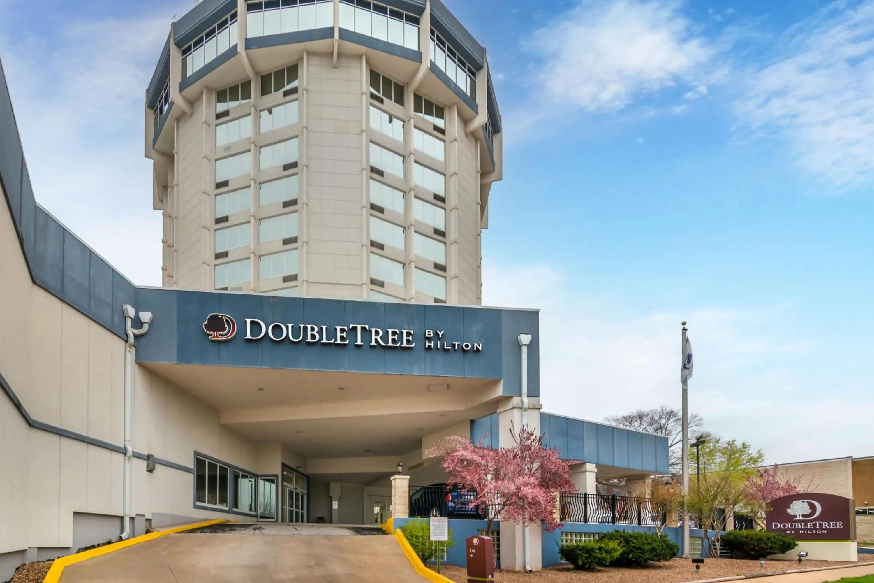 Property building in DoubleTree by Hilton Jefferson City