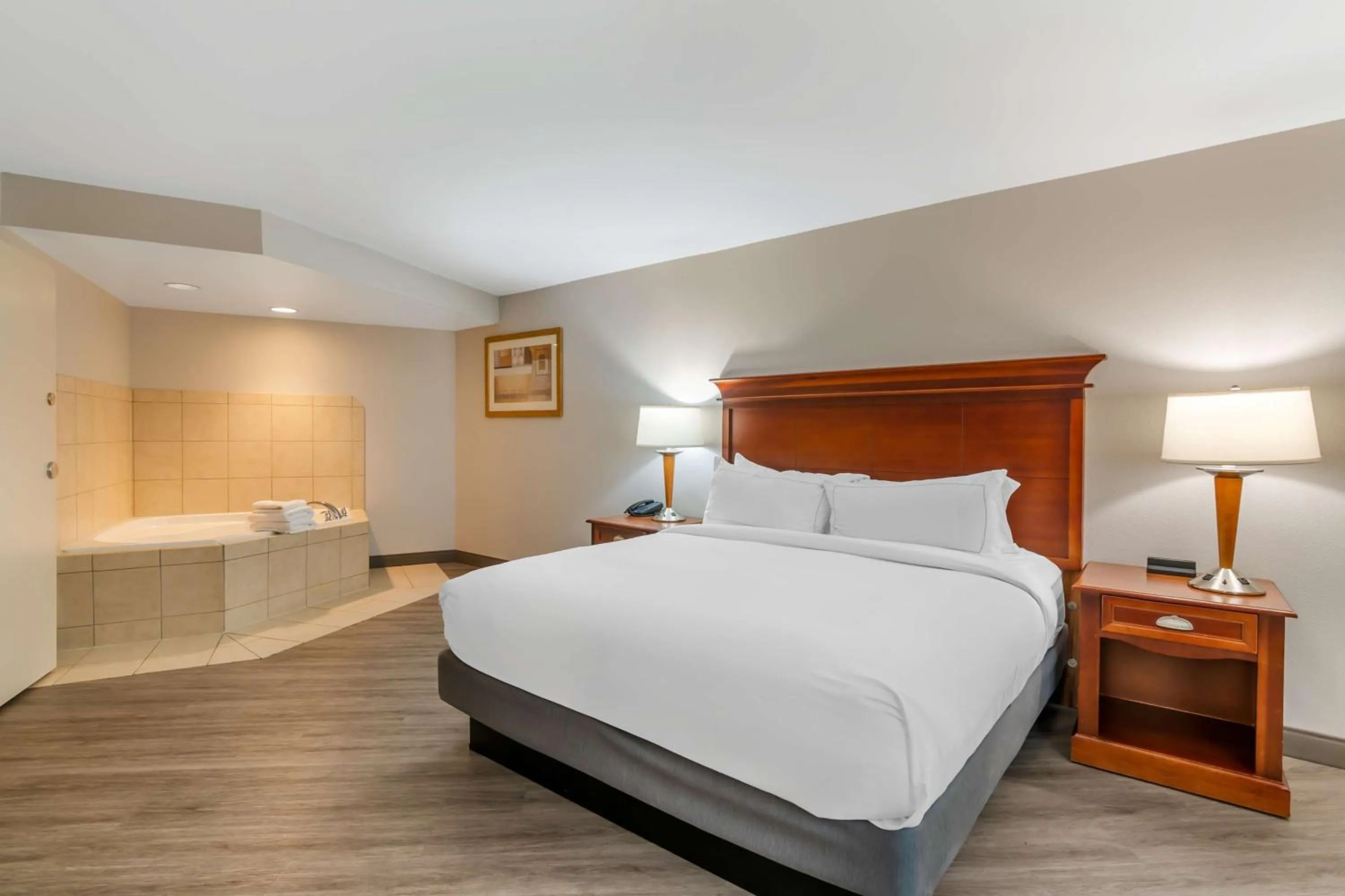 Bathroom, Bed in DoubleTree by Hilton Jefferson City