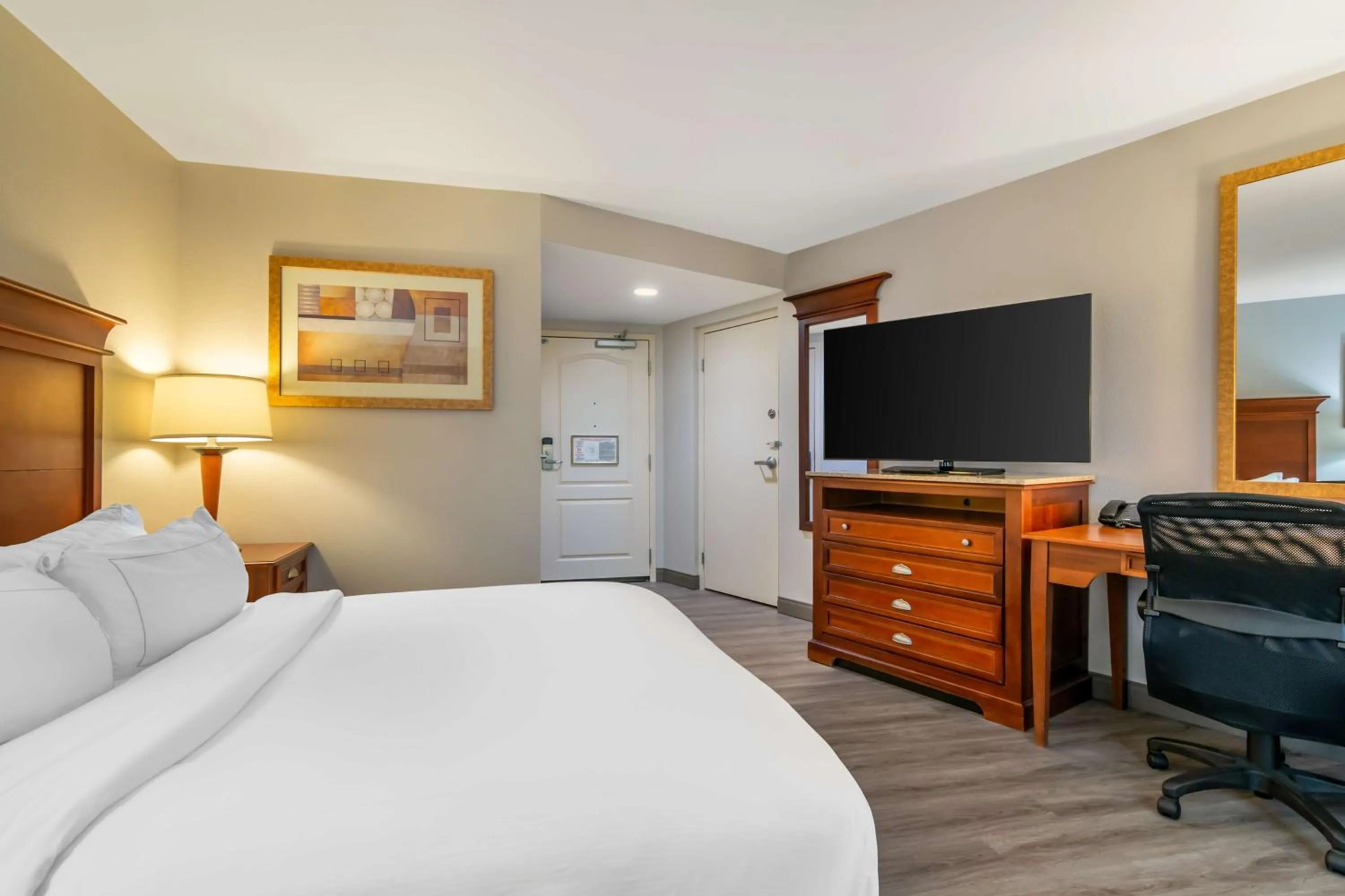 Bedroom, Bed in DoubleTree by Hilton Jefferson City