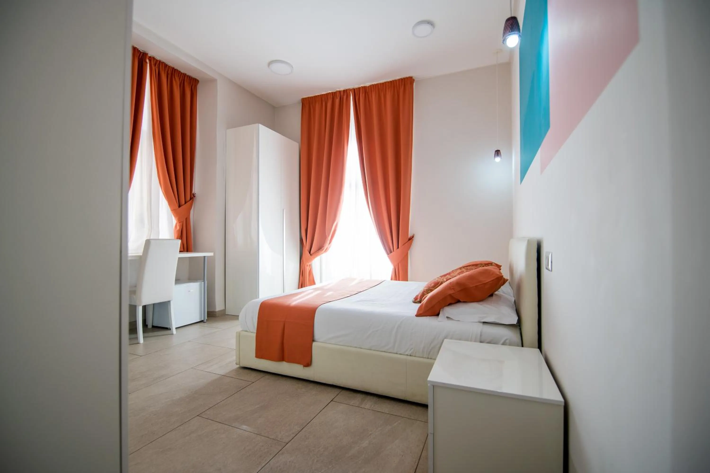 Photo of the whole room, Bed in La Chambre