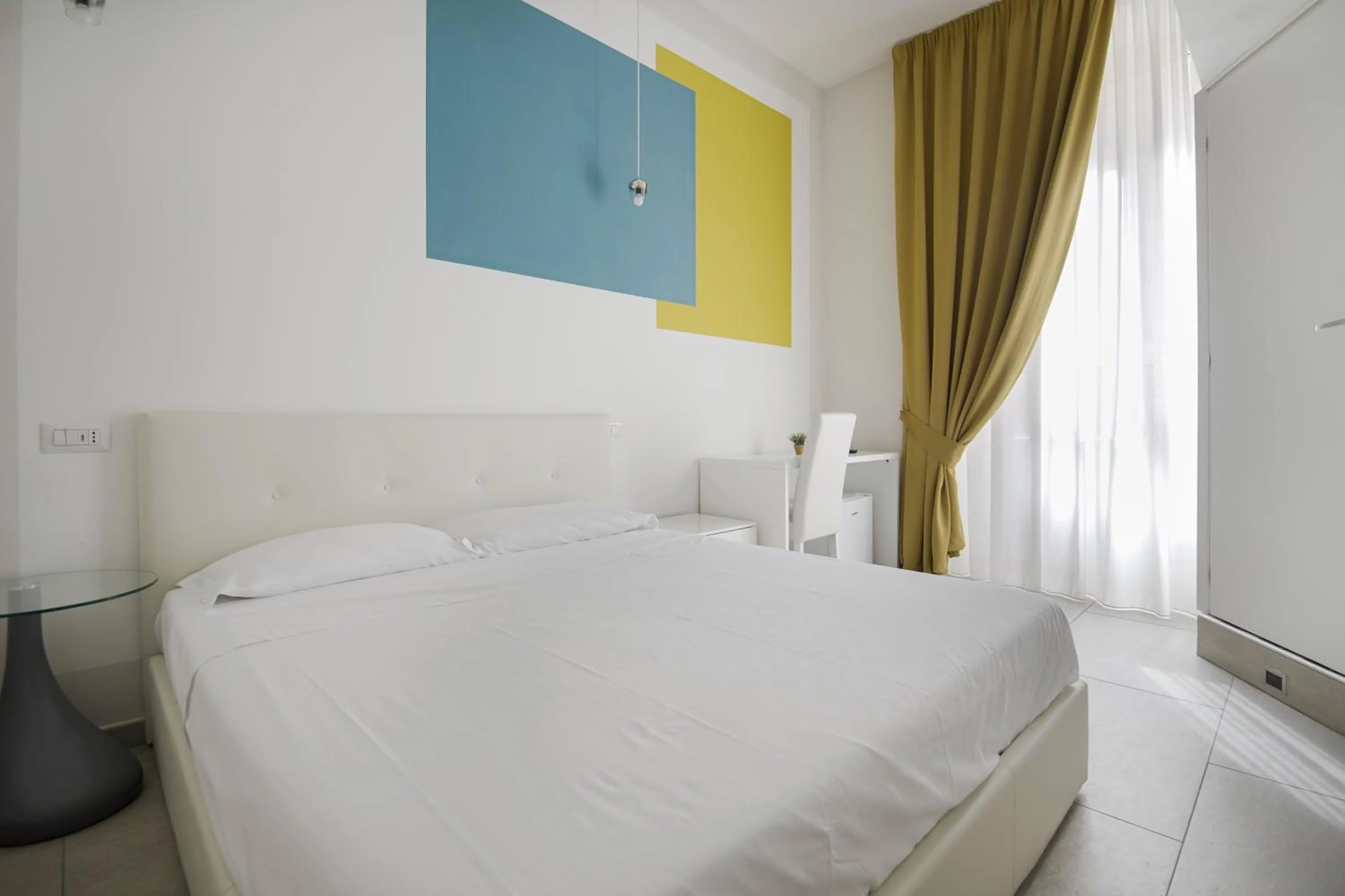 Bedroom, Bed in La Chambre