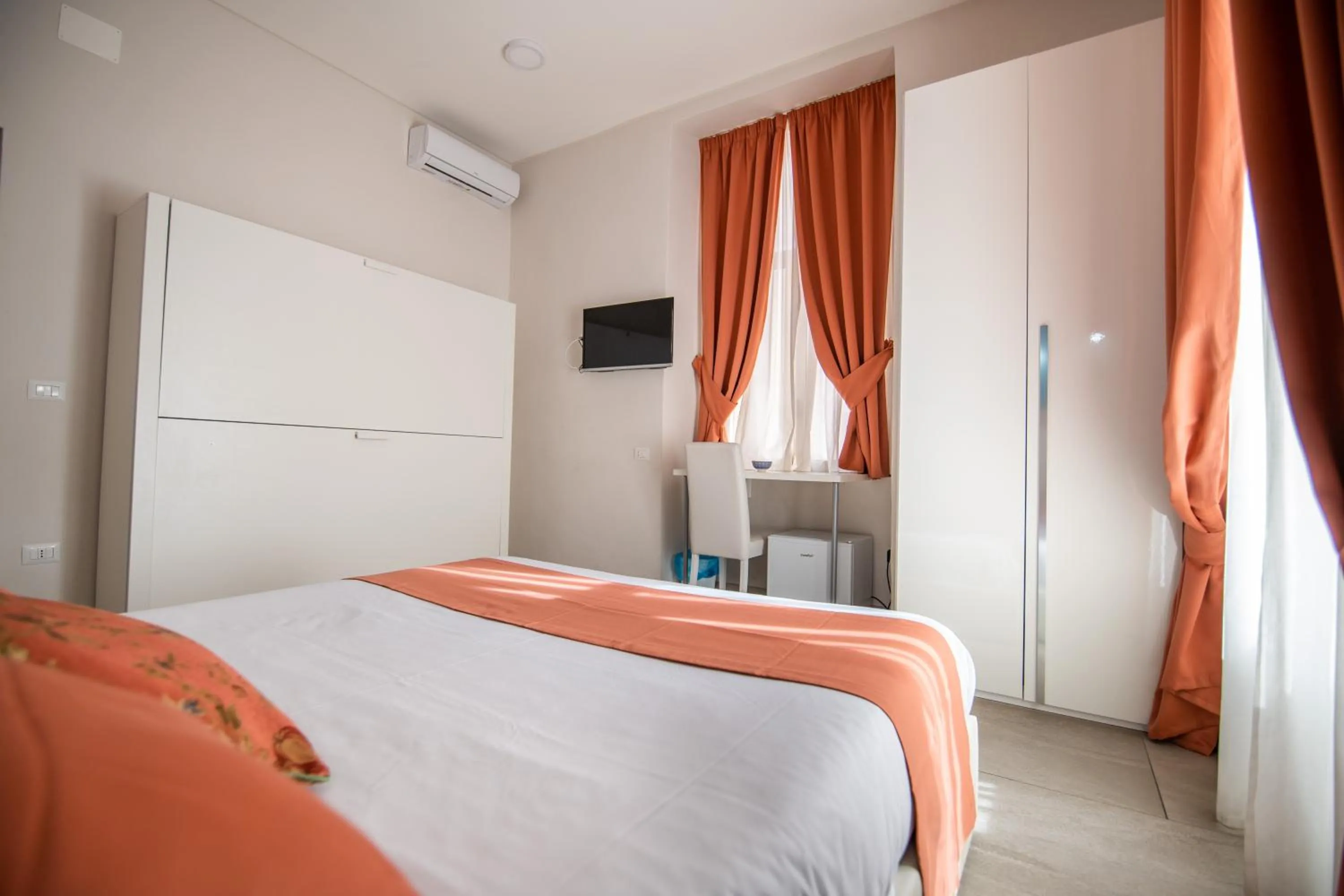 Bedroom, Bed in La Chambre