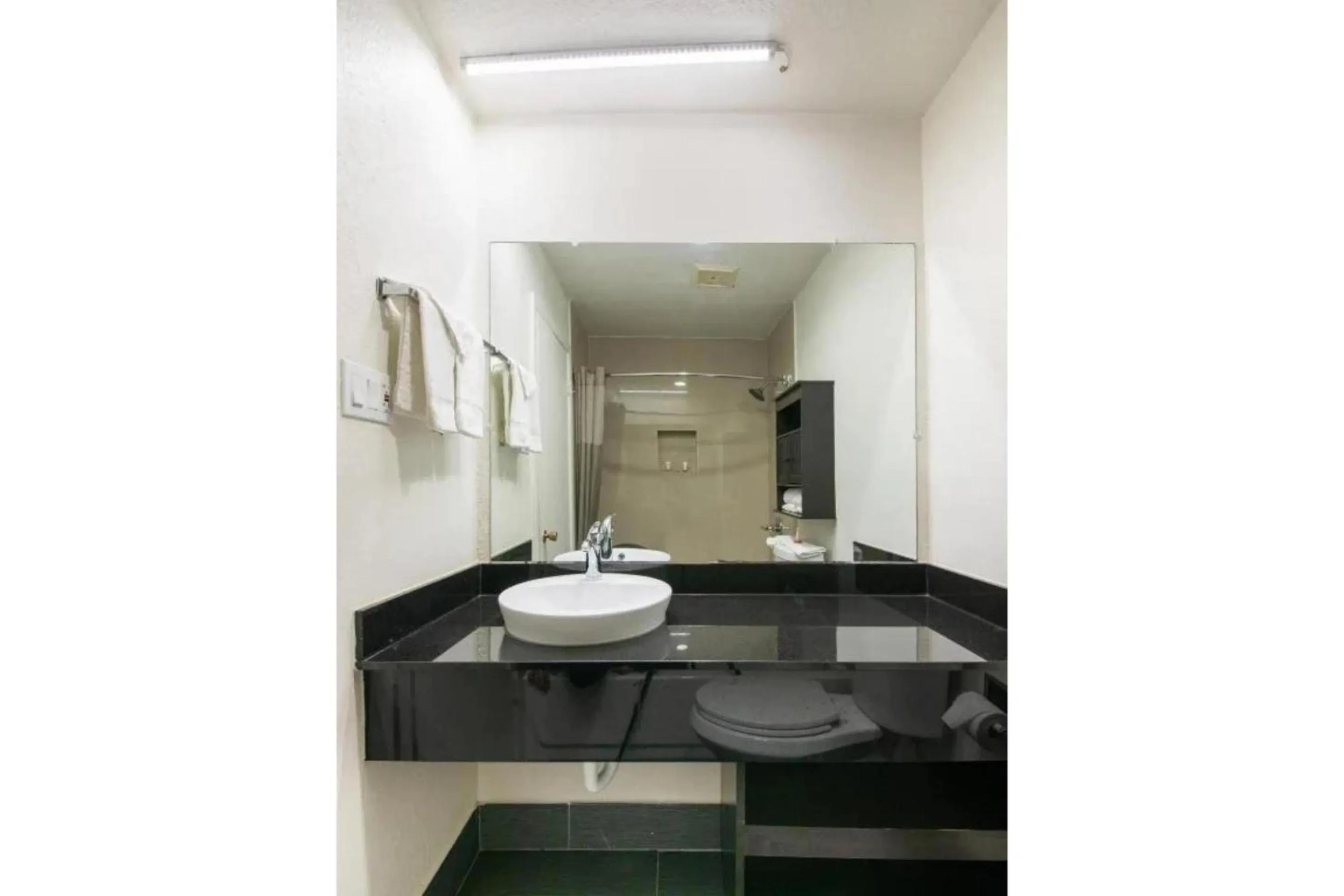 Bathroom in OYO Hotel Irving DFW Airport North