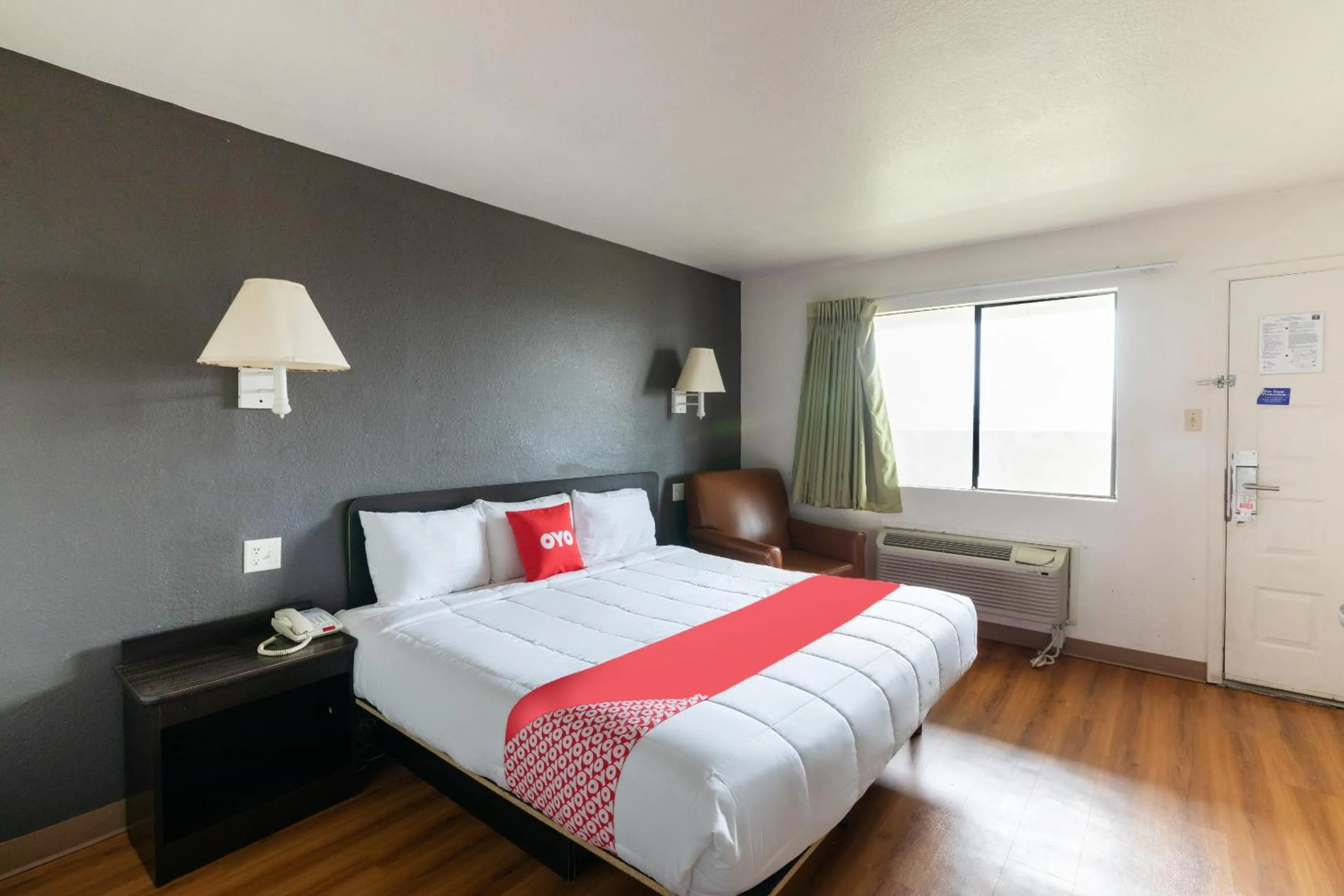 Bedroom, Bed in OYO Hotel Irving DFW Airport North