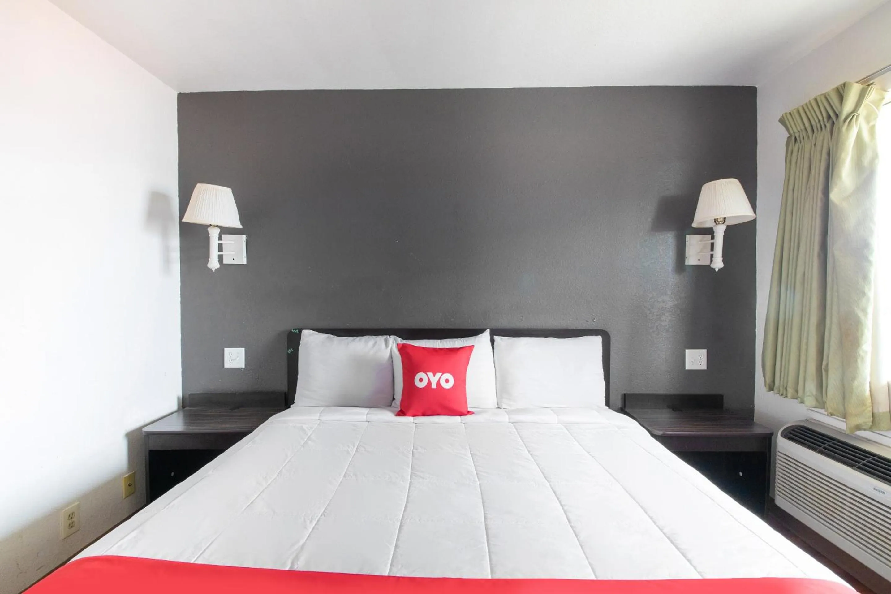 Bedroom, Bed in OYO Hotel Irving DFW Airport North