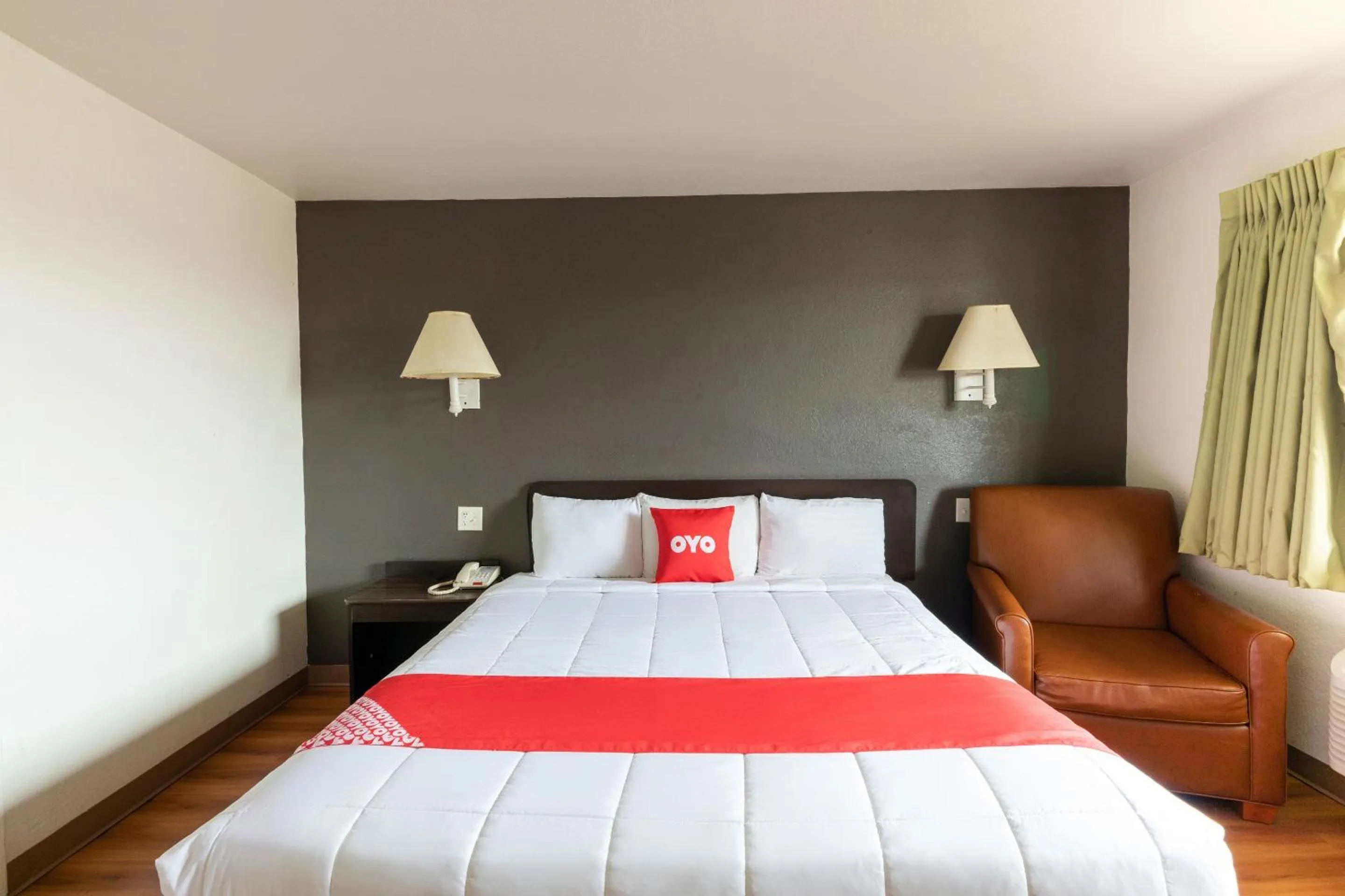 Bedroom, Bed in OYO Hotel Irving DFW Airport North