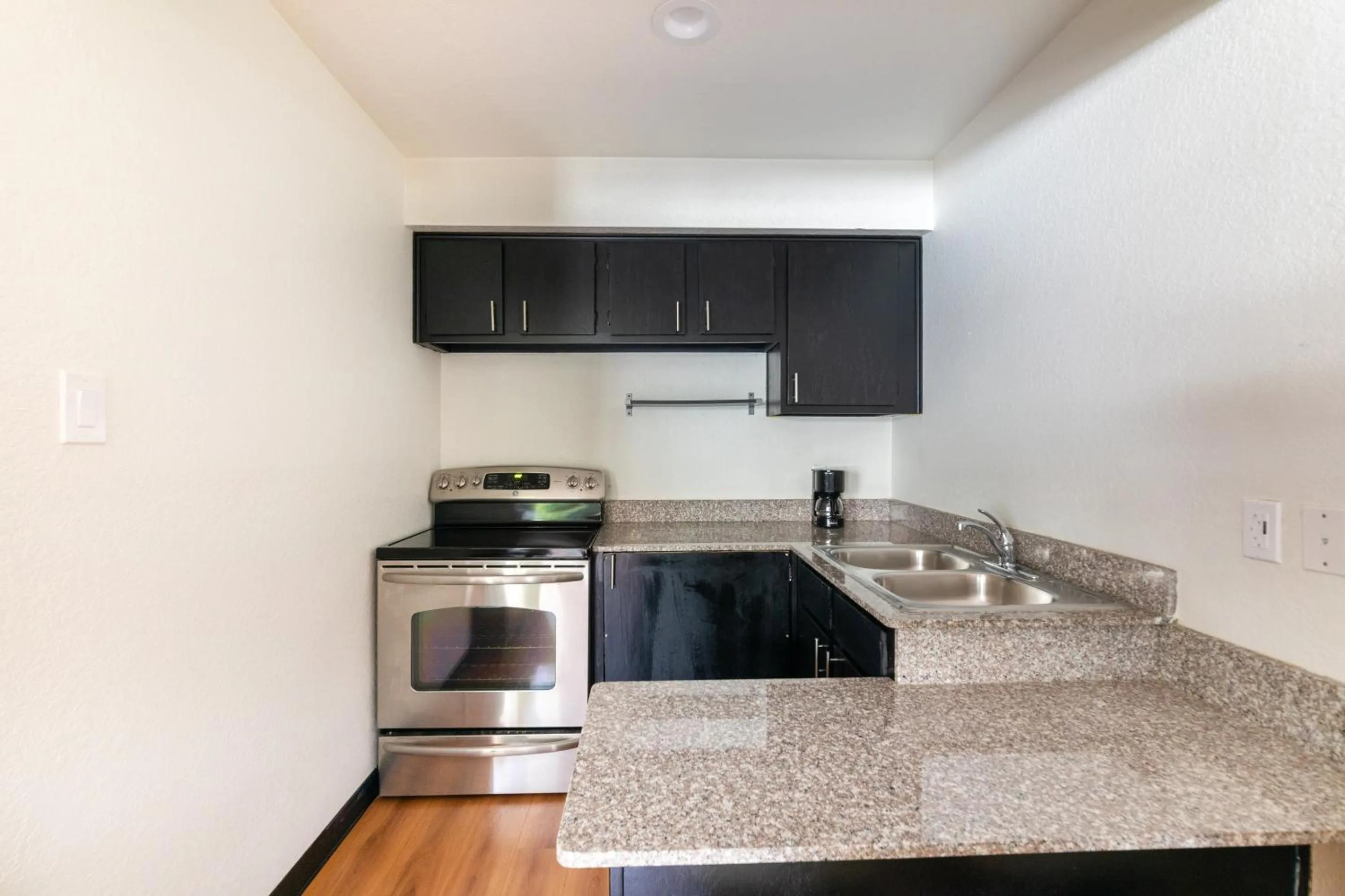 Kitchen or kitchenette in OYO Hotel Irving DFW Airport North