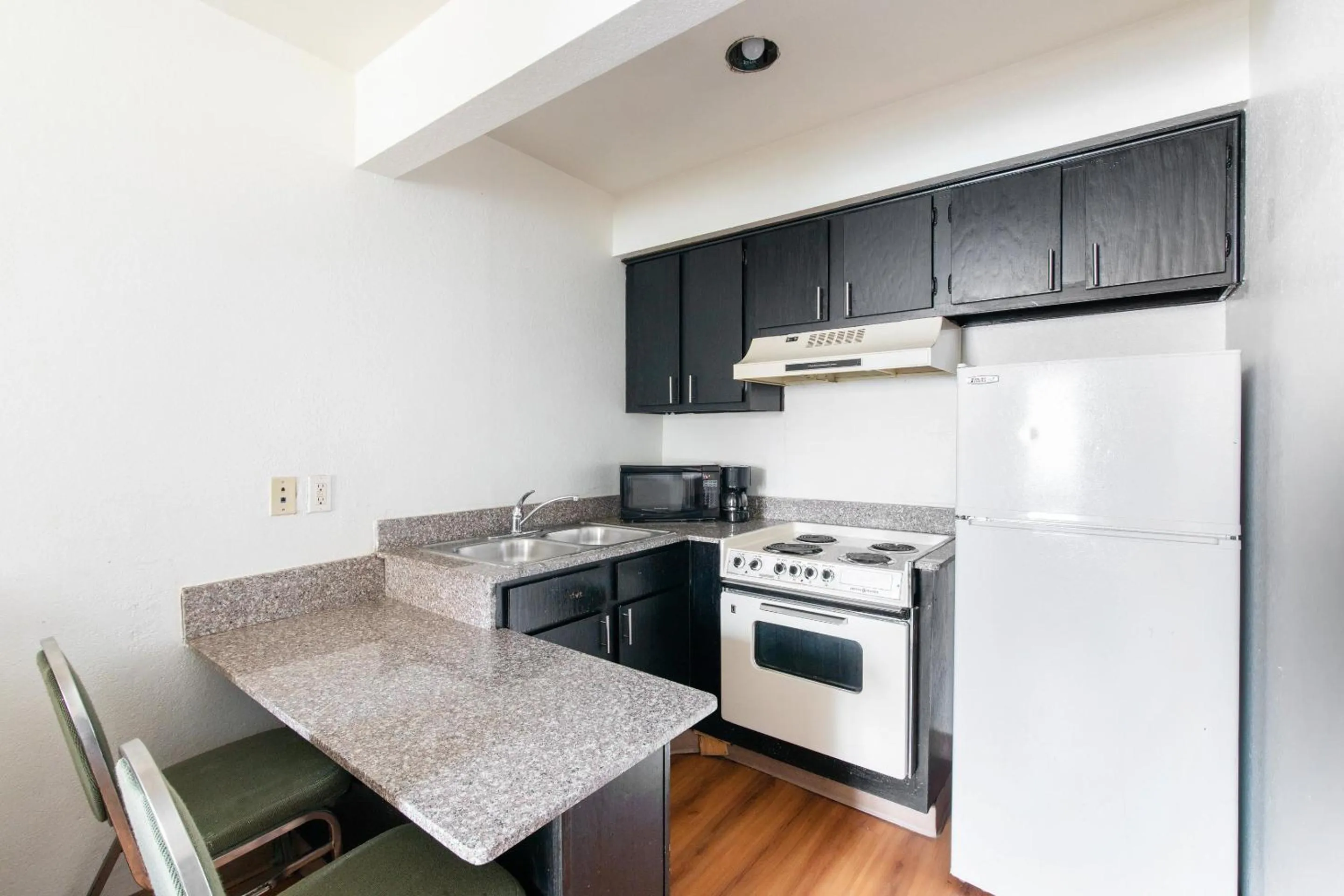 Kitchen or kitchenette in OYO Hotel Irving DFW Airport North