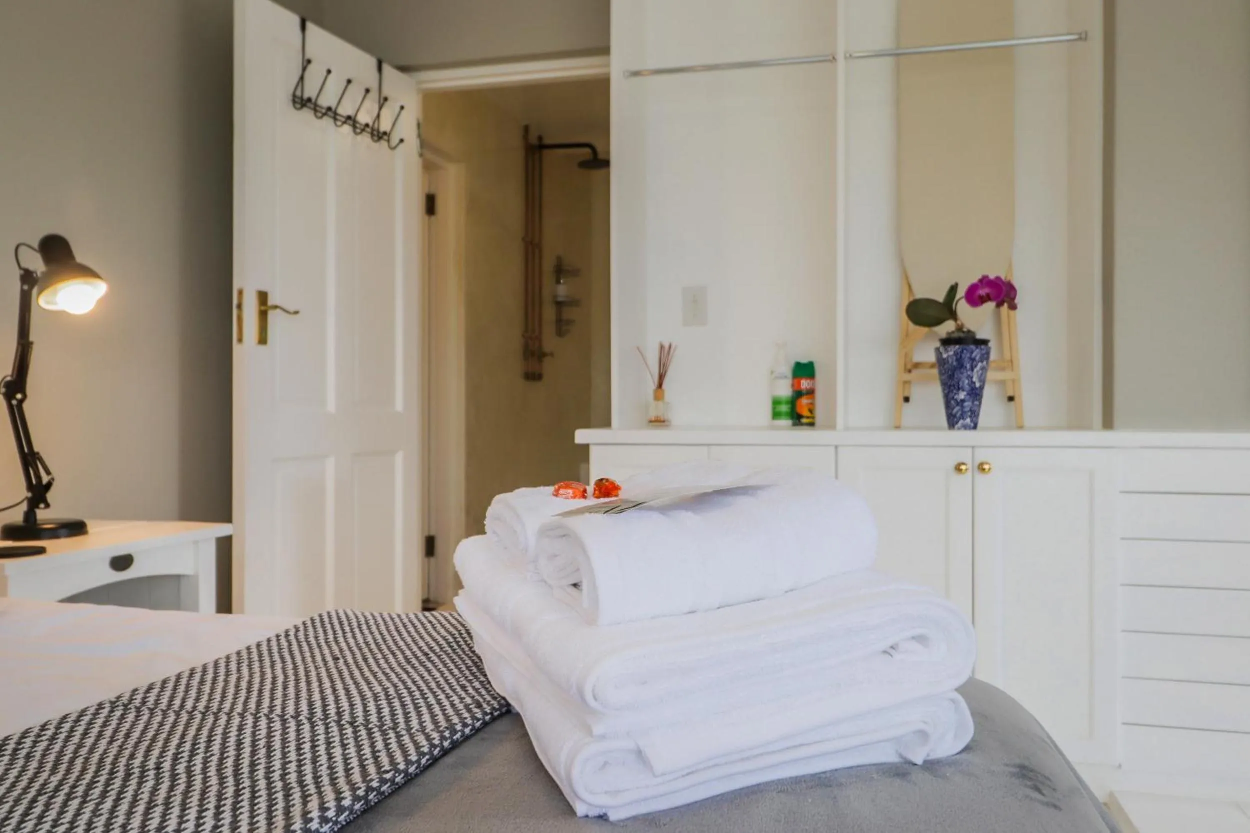 towels, Bed in Glenview Heads Apartments