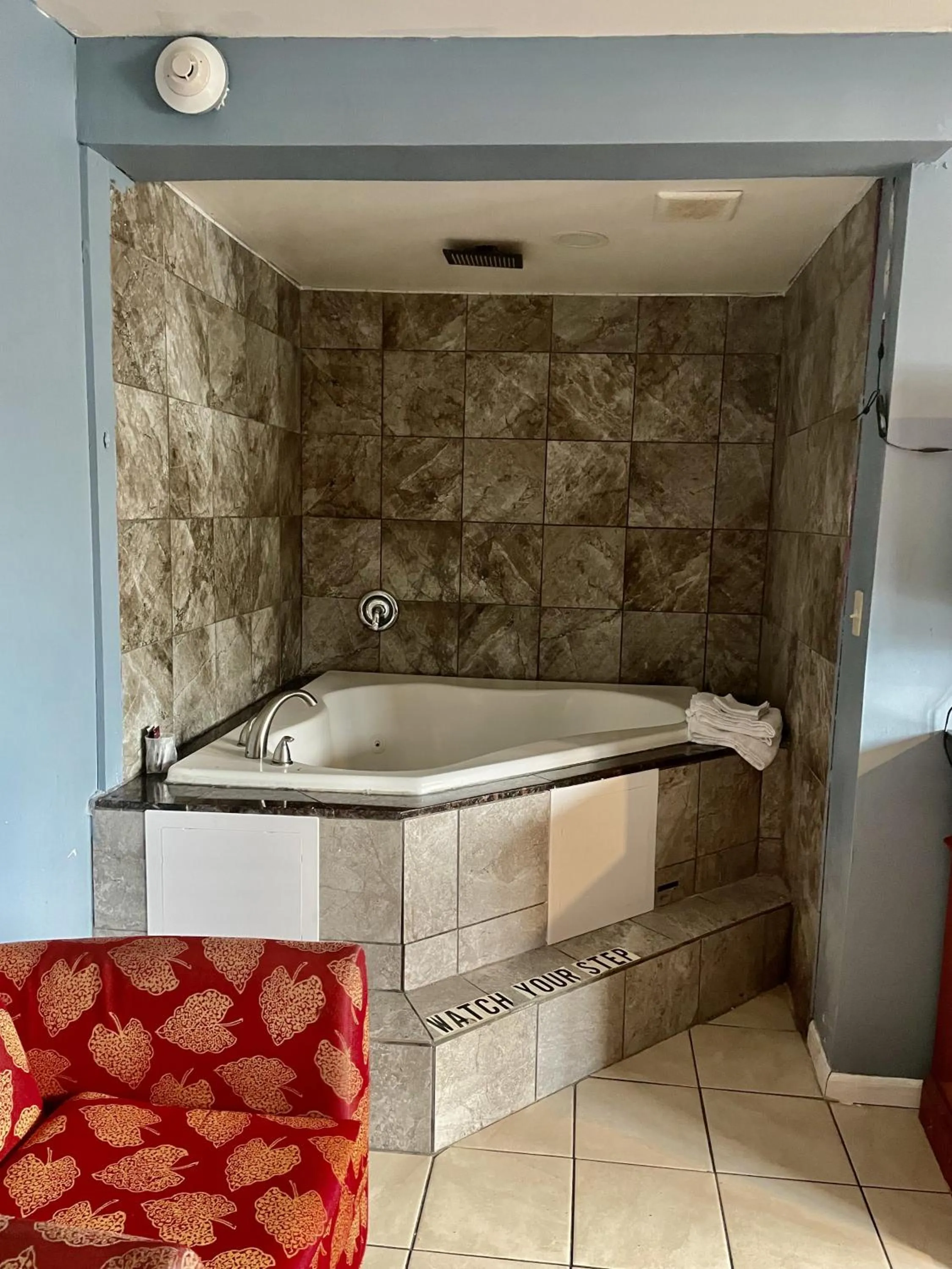 Hot Tub in Skylark Motel