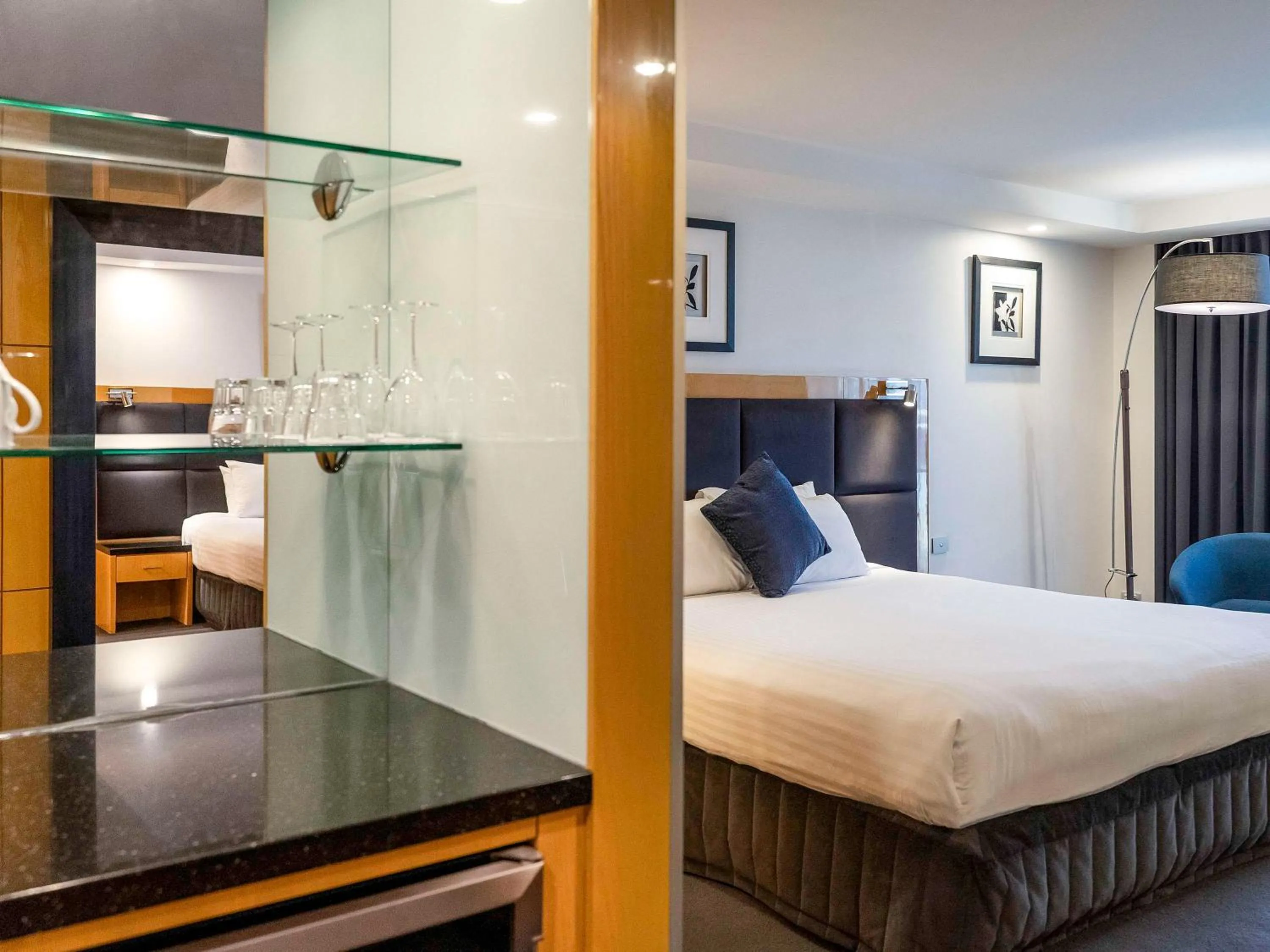 Bathroom, Bed in Adelaide Rockford