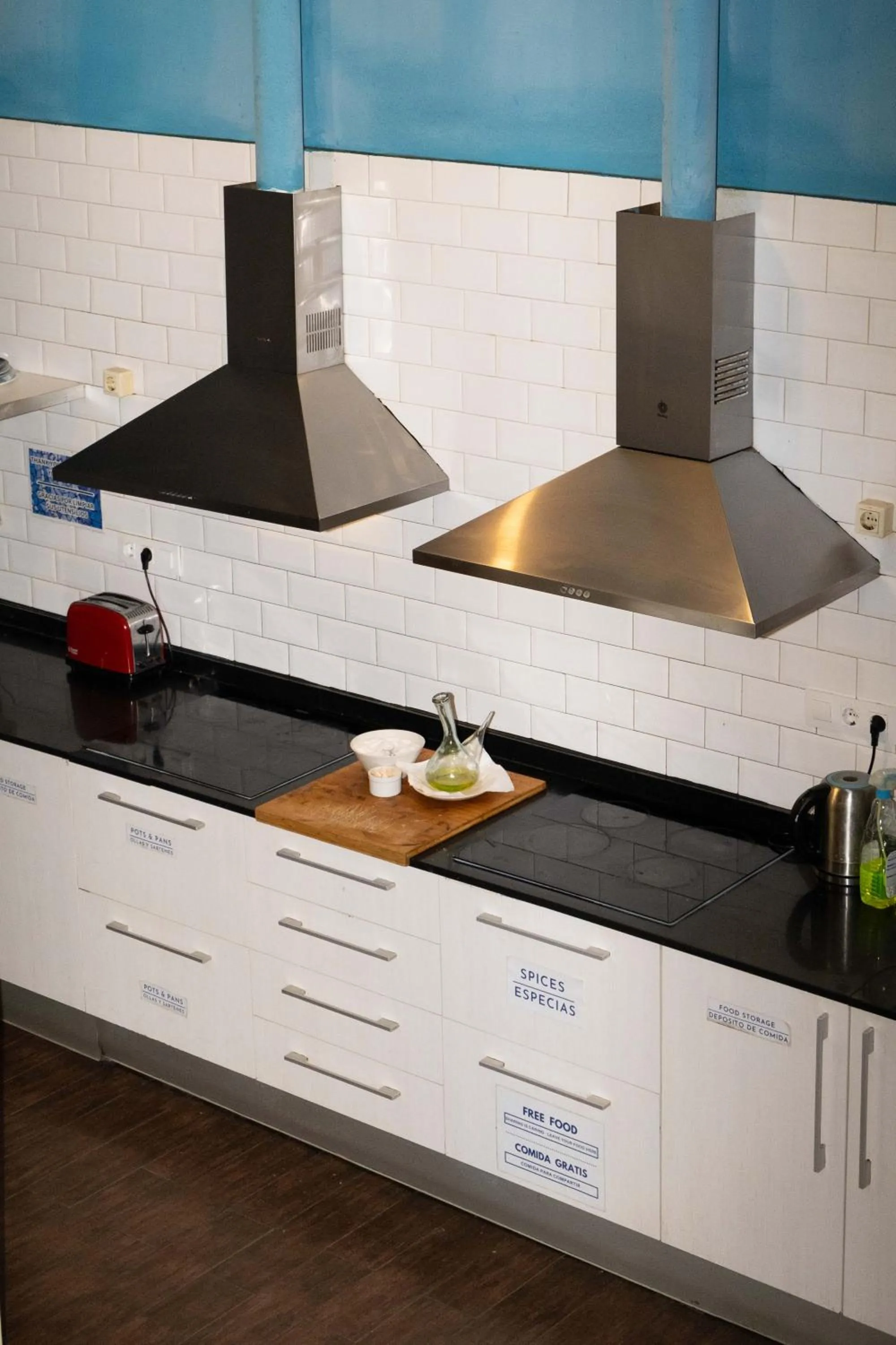 Communal kitchen in 360 Hostel Centro