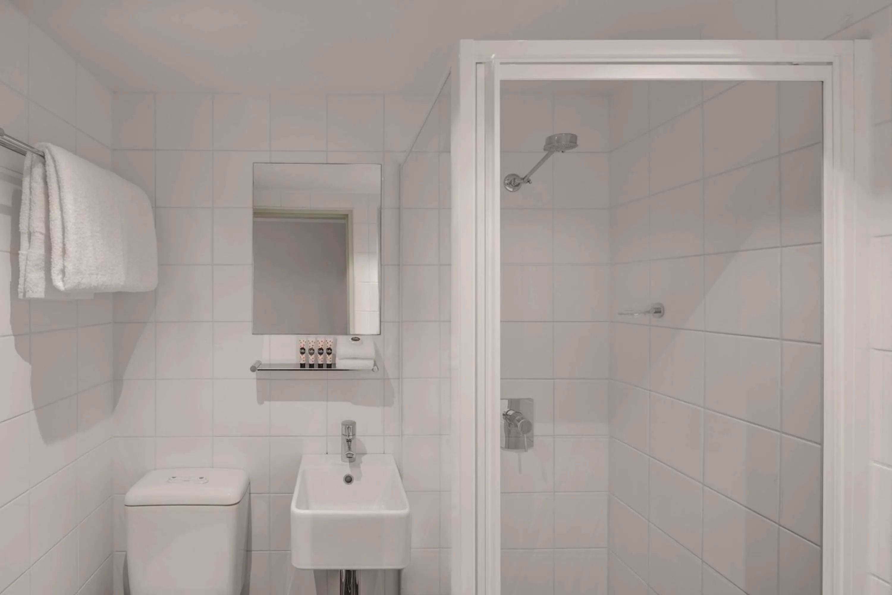 Bathroom in Travelodge Hotel Hobart