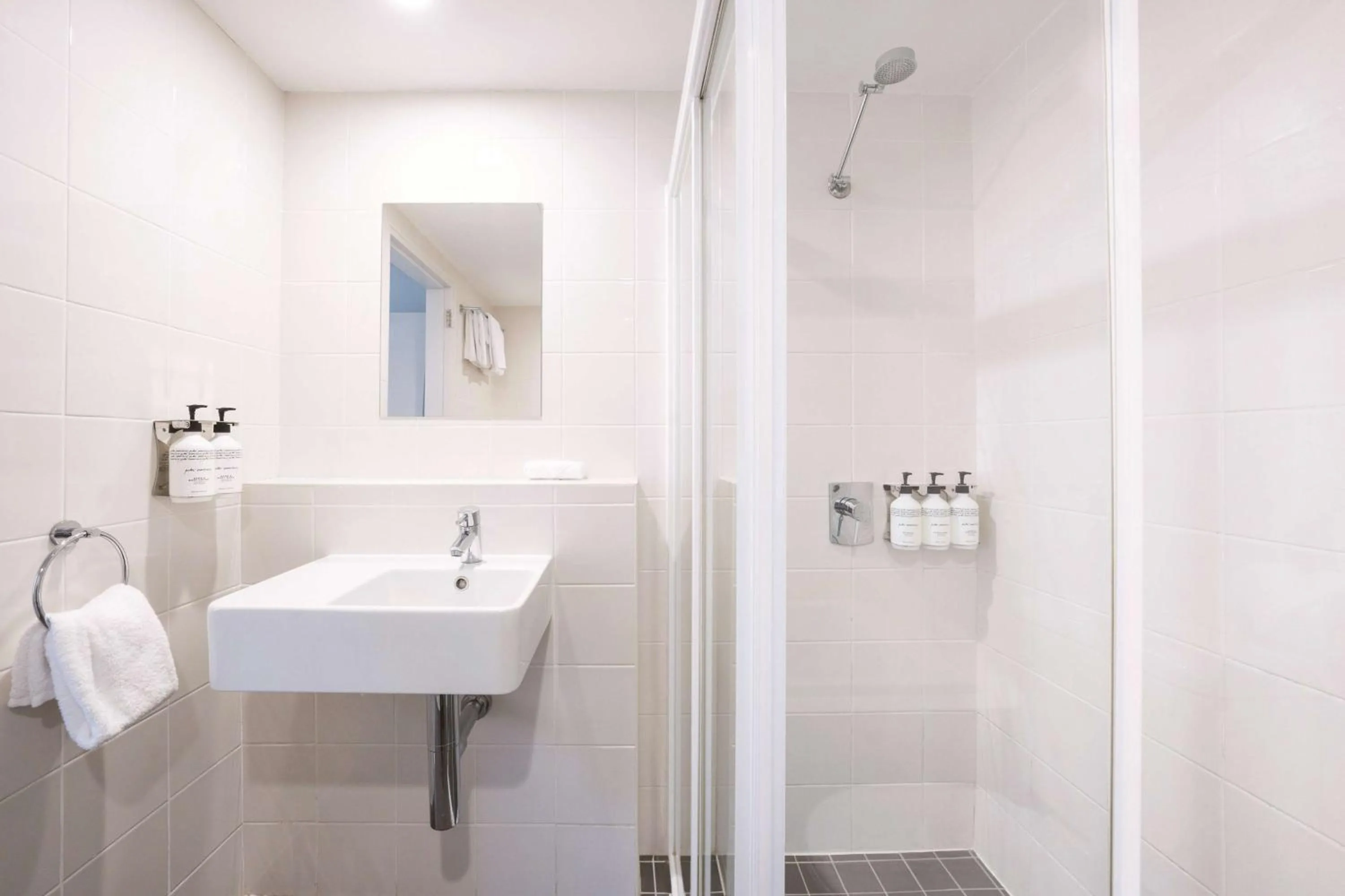 Bathroom in Travelodge Hotel Hobart