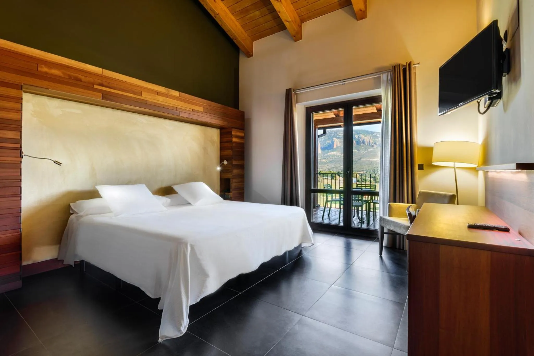 Photo of the whole room, Bed in Hotel Spa Aguas de los Mallos