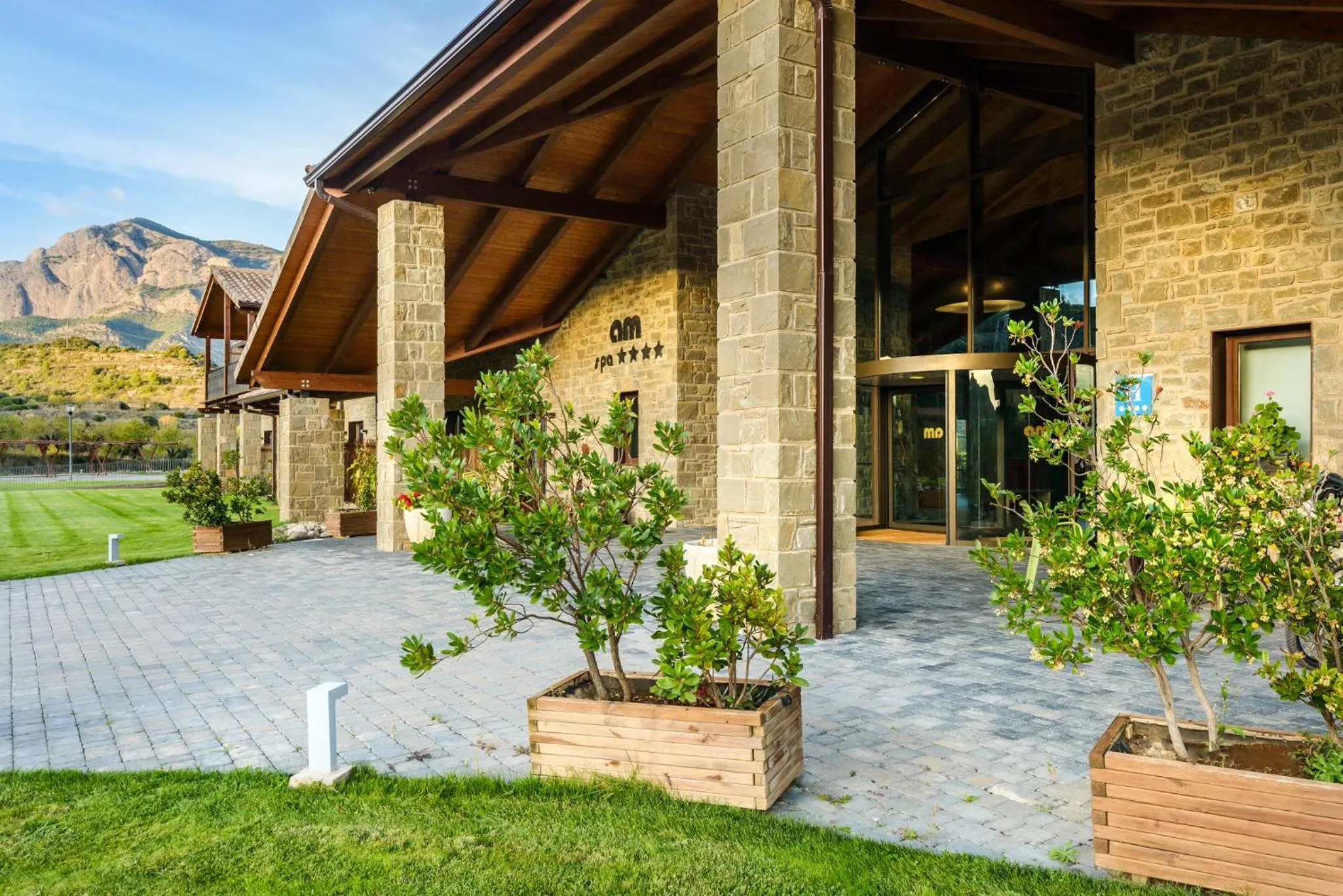 Facade/entrance in Hotel Spa Aguas de los Mallos