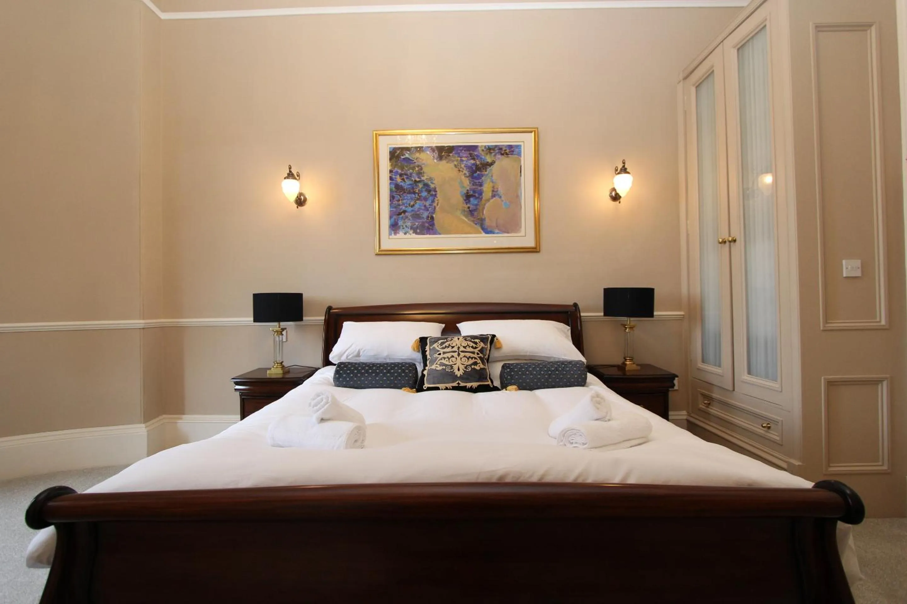 Bedroom, Bed in Escape To Edinburgh @ Albyn Place