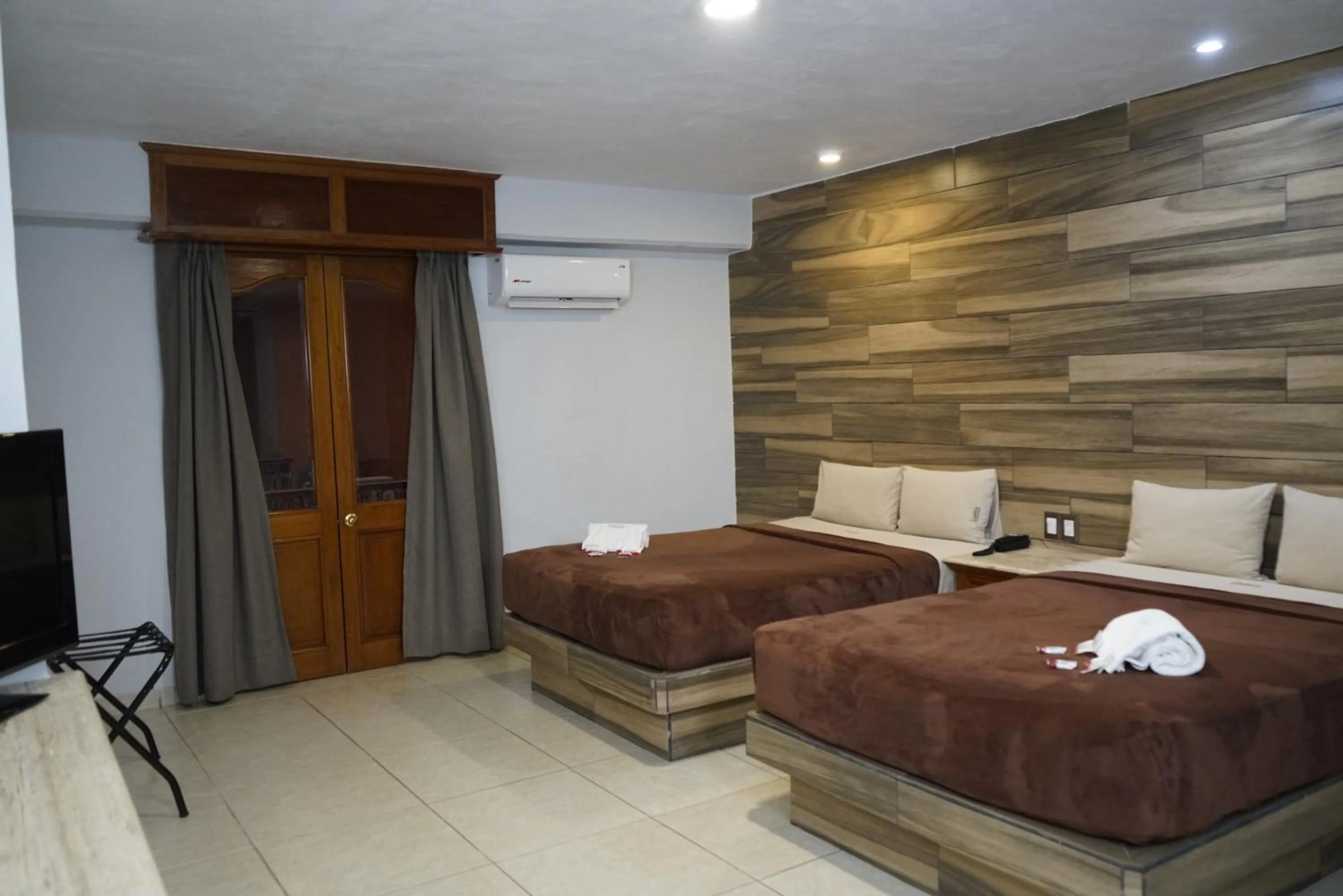 TV and multimedia, Bed in Hotel Santiago De Compostela - Guadalajara Centro Historico