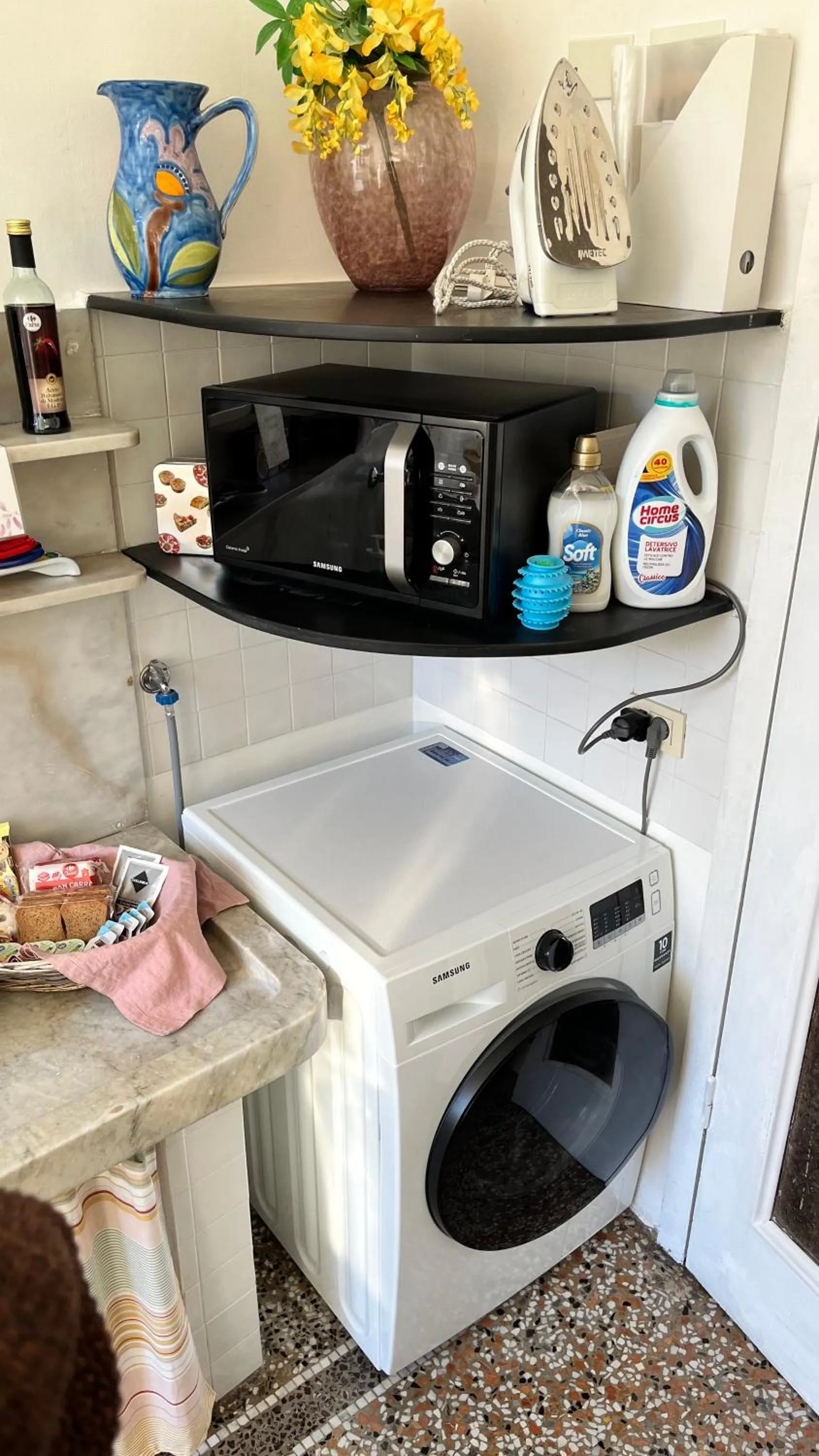Communal kitchen in B&B Ligustico