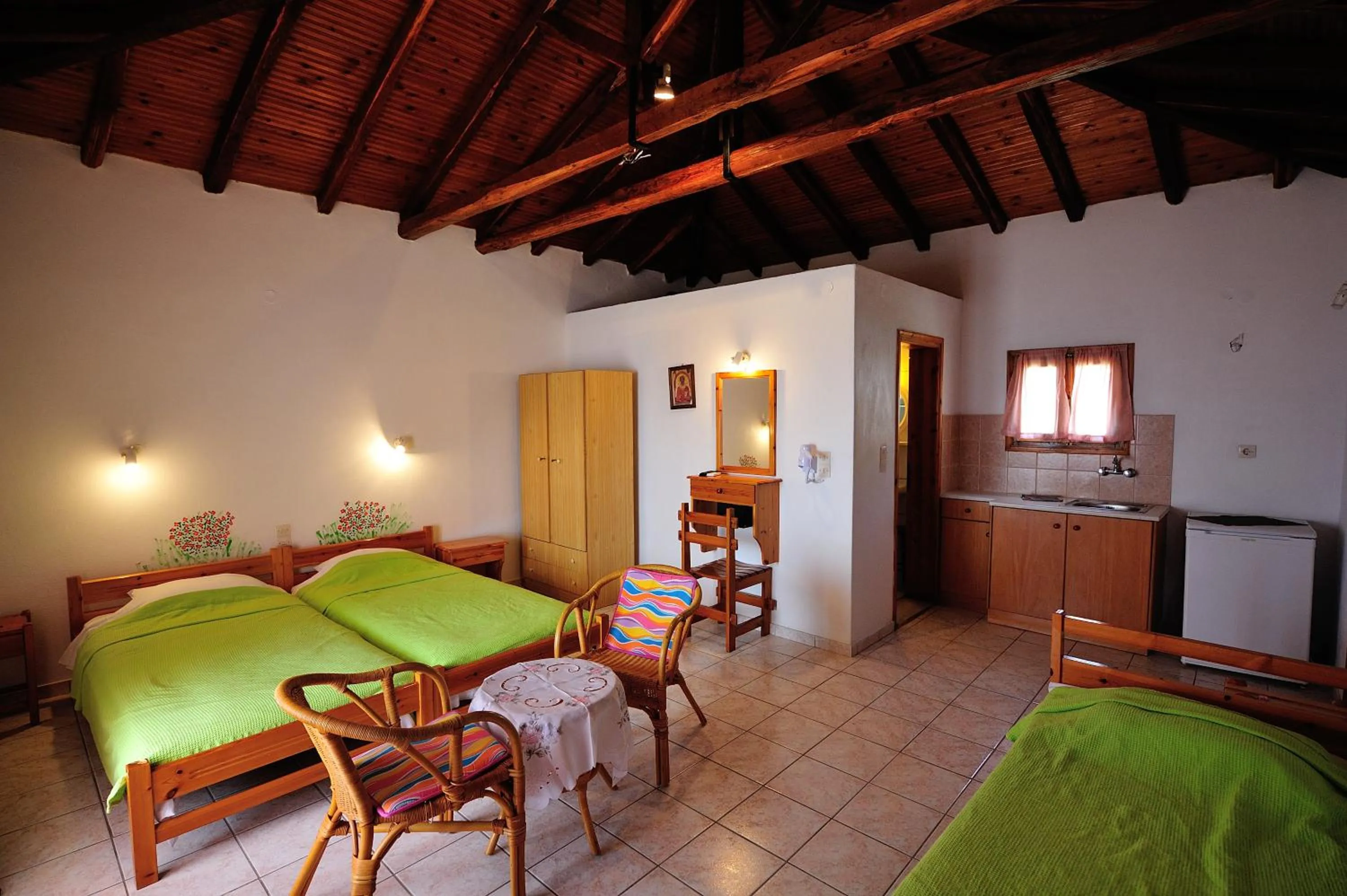 Photo of the whole room, Bed in Azalea