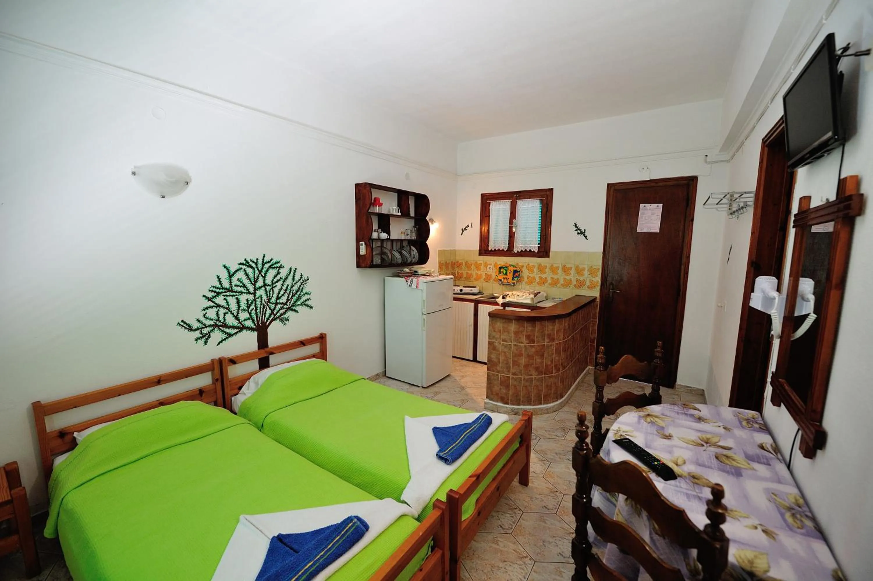 Photo of the whole room, Bed in Azalea