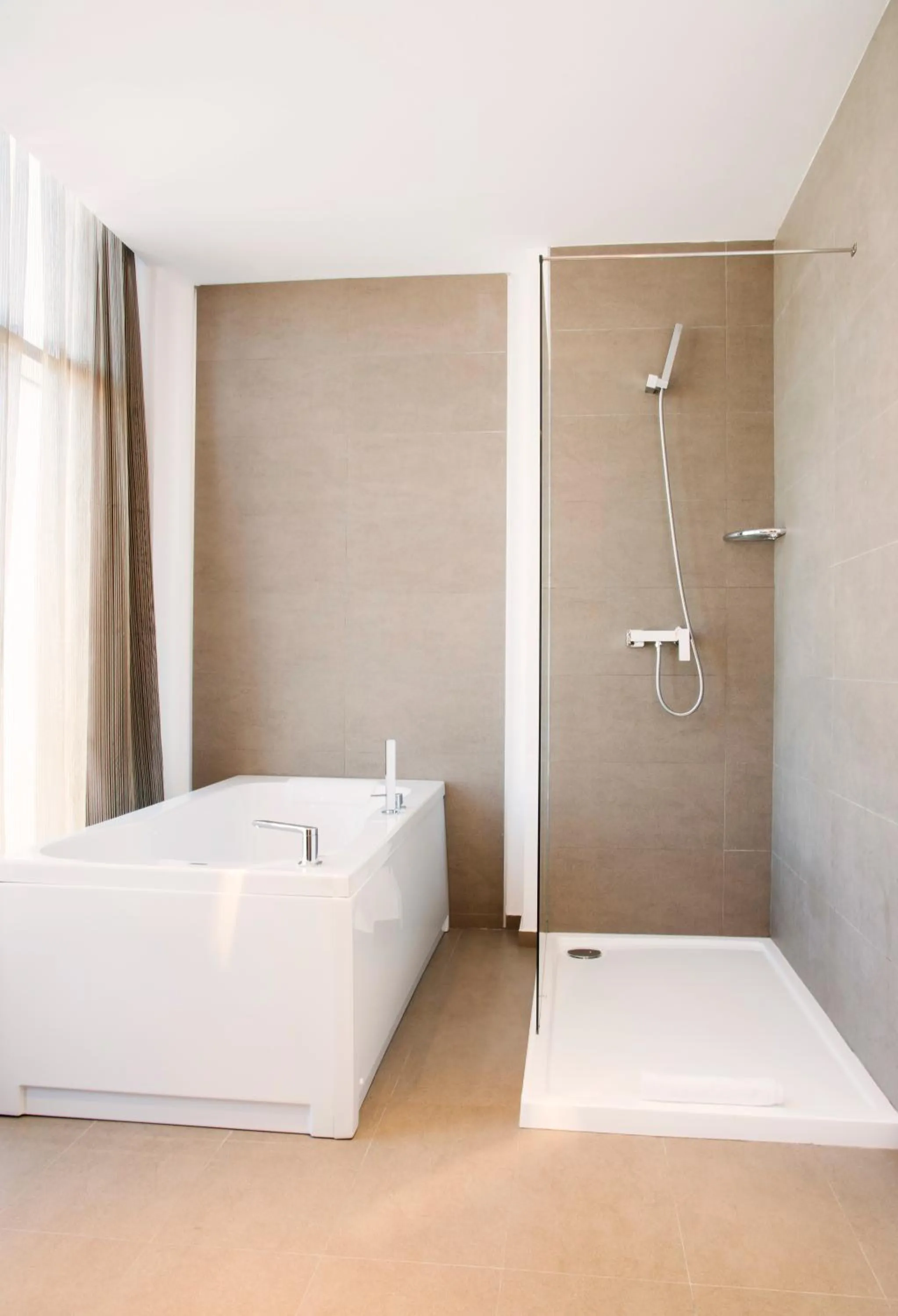 Bathroom, Bed in Hotel Sercotel Plana Parc