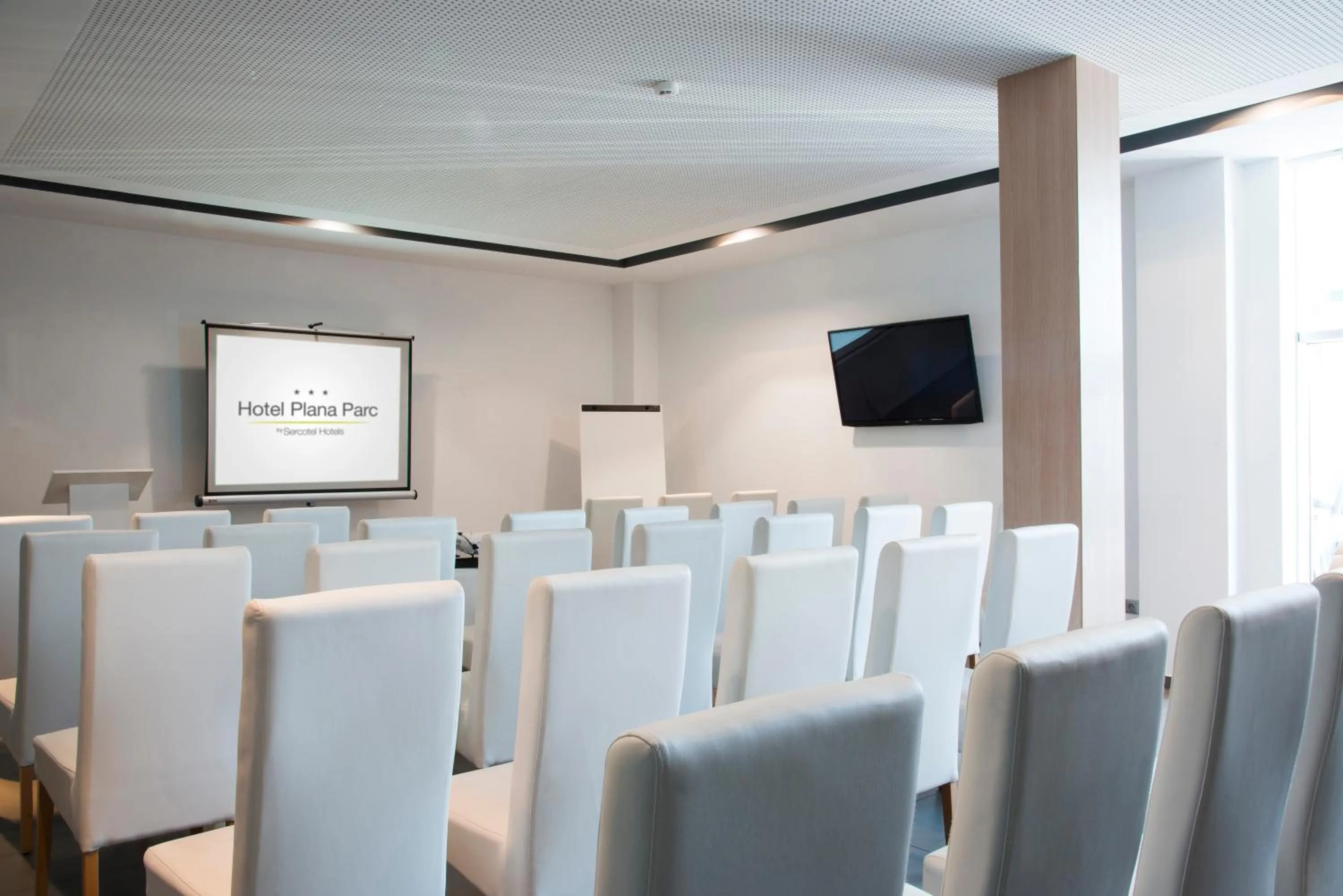 Communal lounge/ TV room in Hotel Sercotel Plana Parc