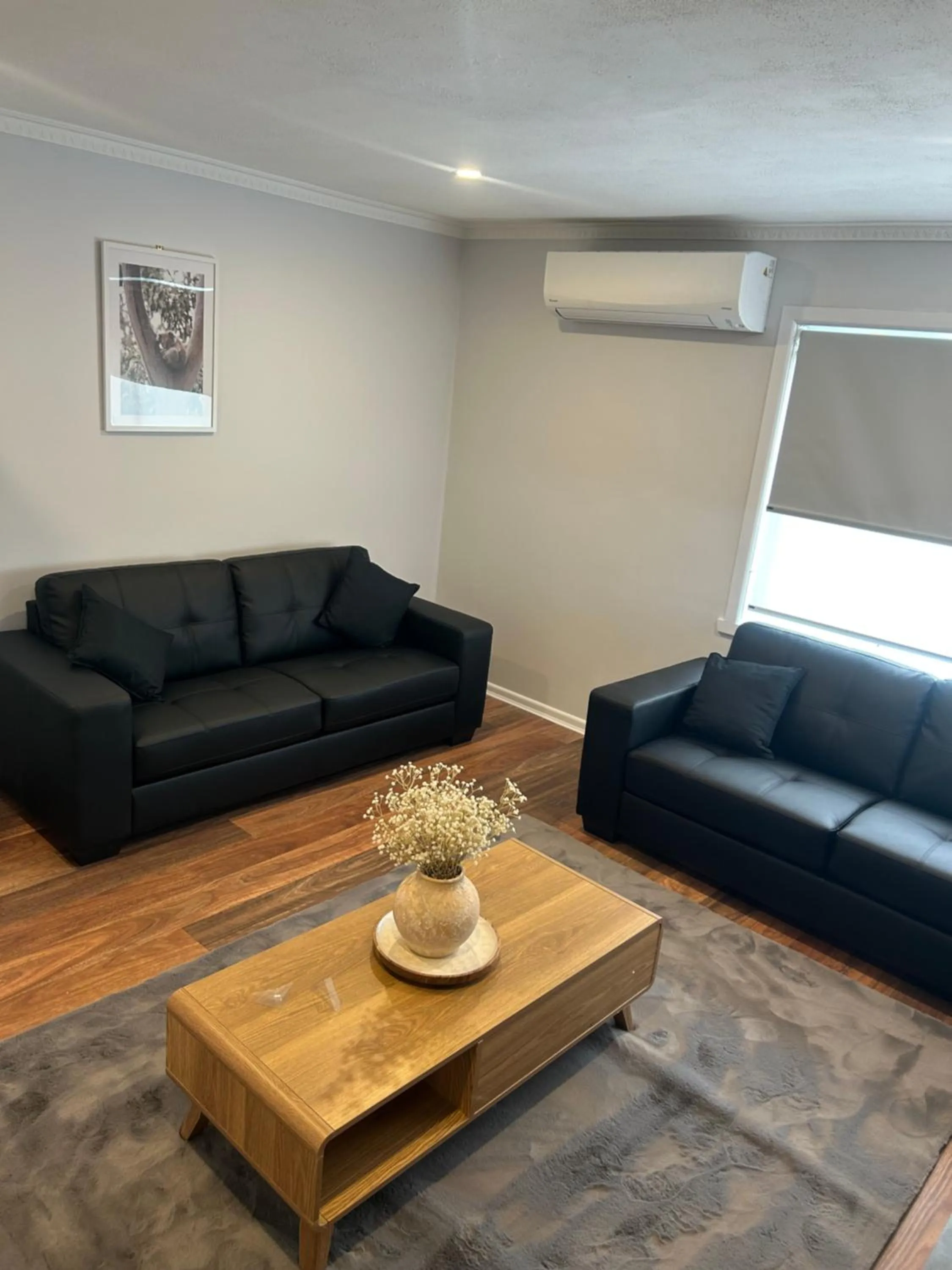 Living room in Waterfront Lodge Motel