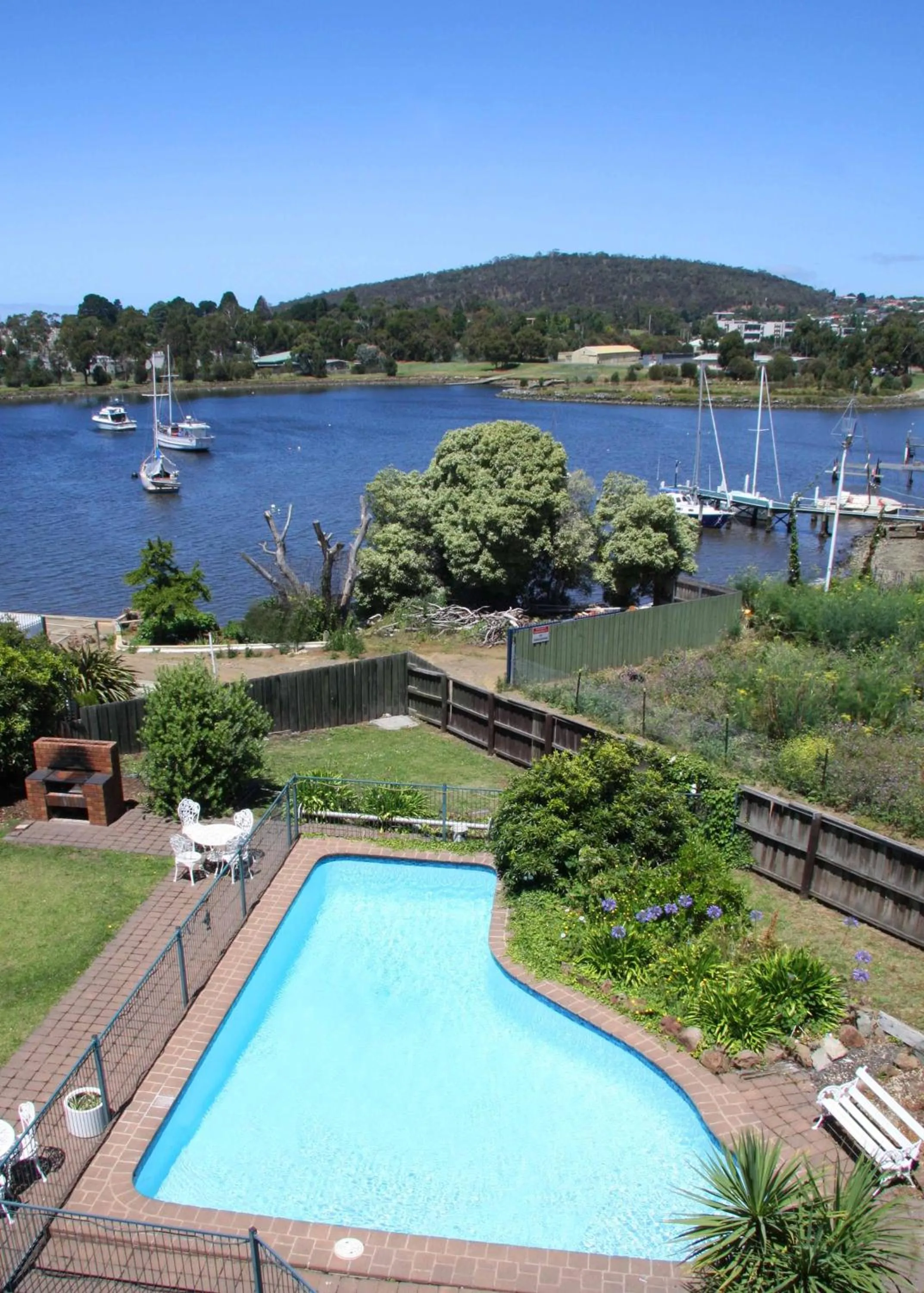 Swimming pool in Waterfront Lodge Motel