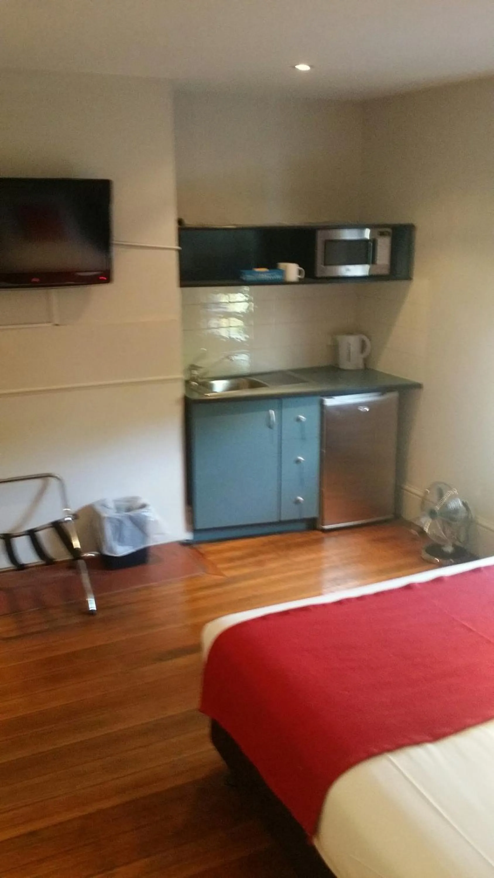 Kitchen or kitchenette, Bed in Waterfront Lodge Motel