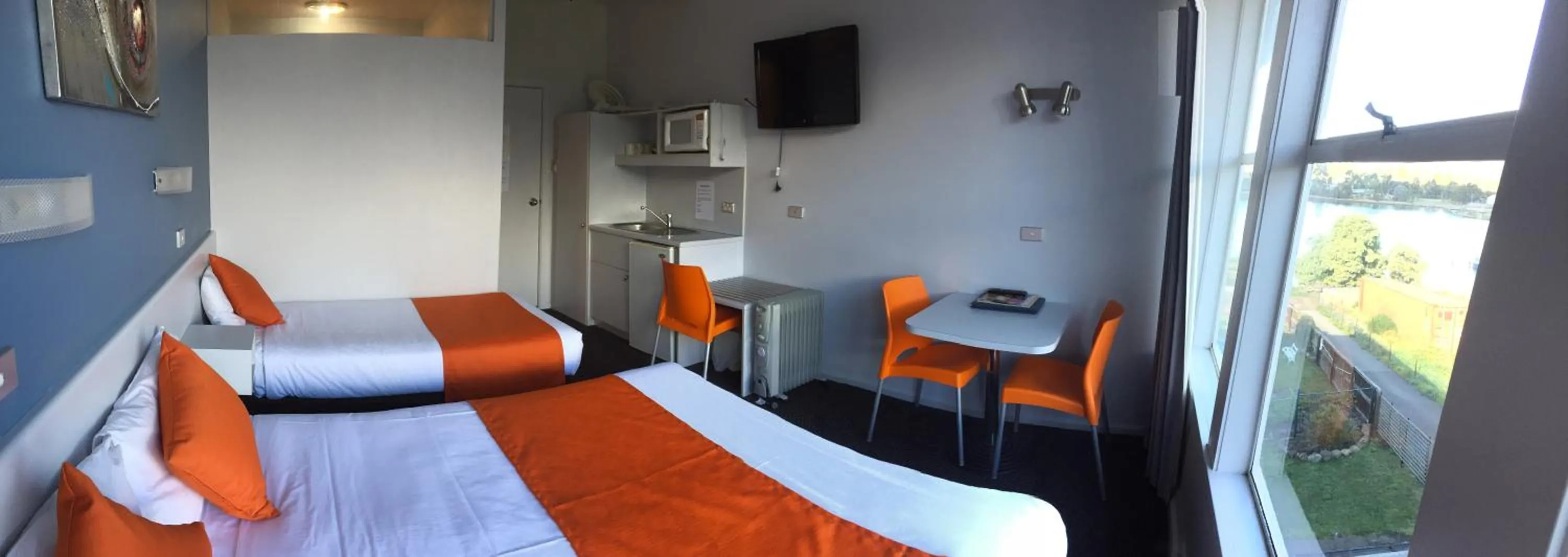 TV and multimedia in Waterfront Lodge Motel