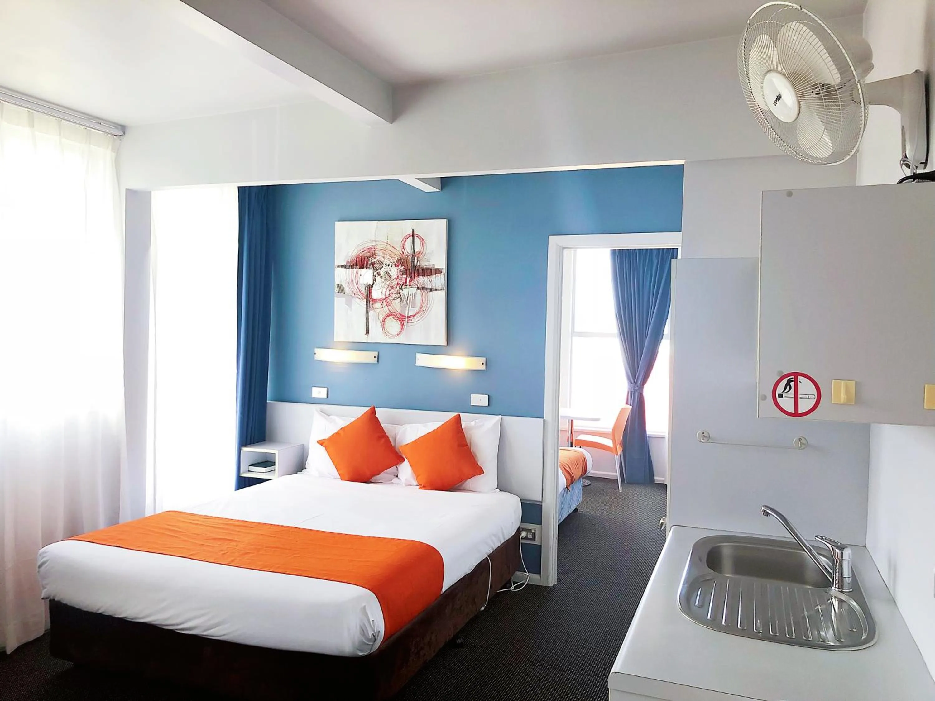 Photo of the whole room, Bed in Waterfront Lodge Motel