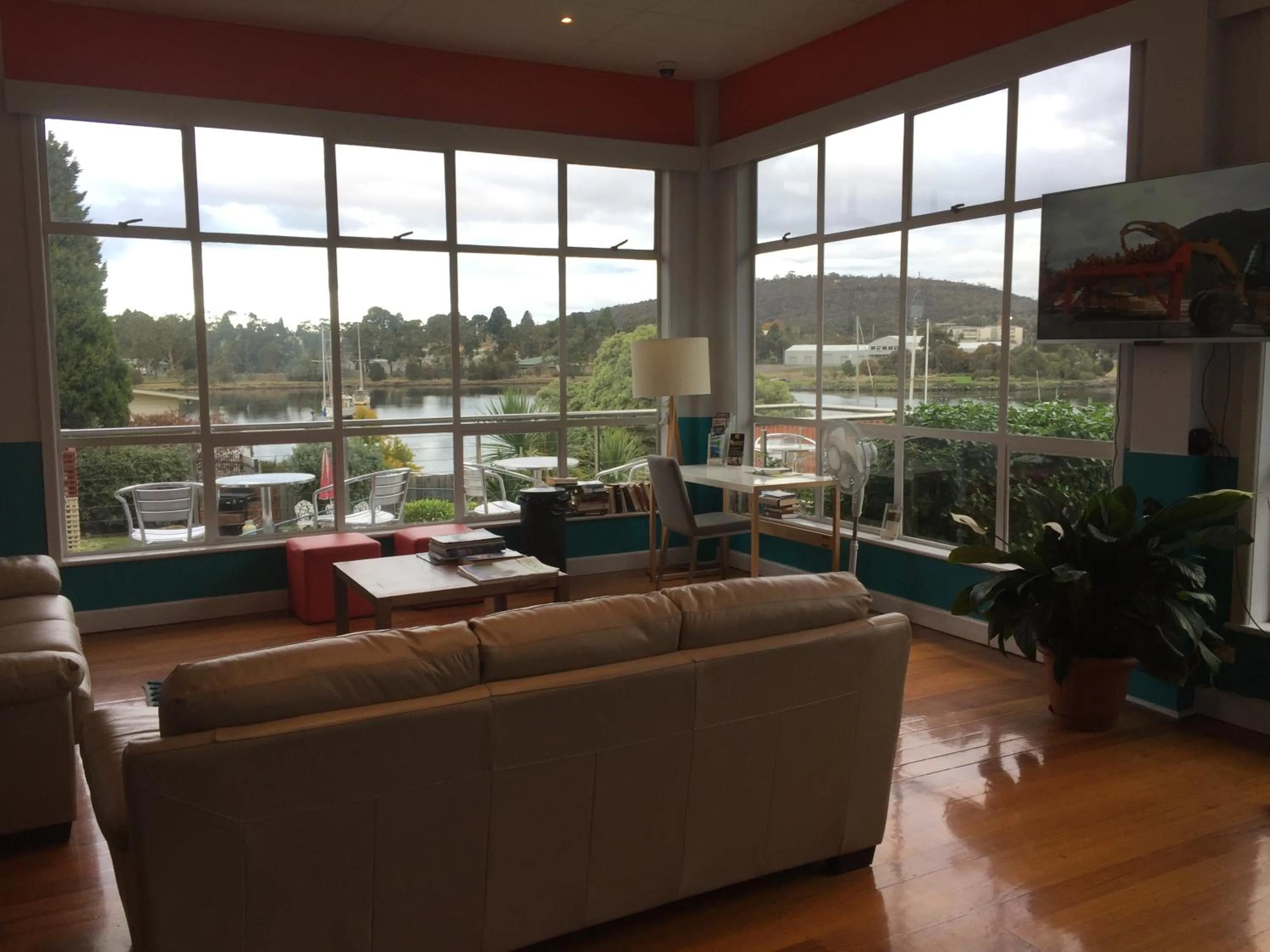 Communal lounge/ TV room in Waterfront Lodge Motel