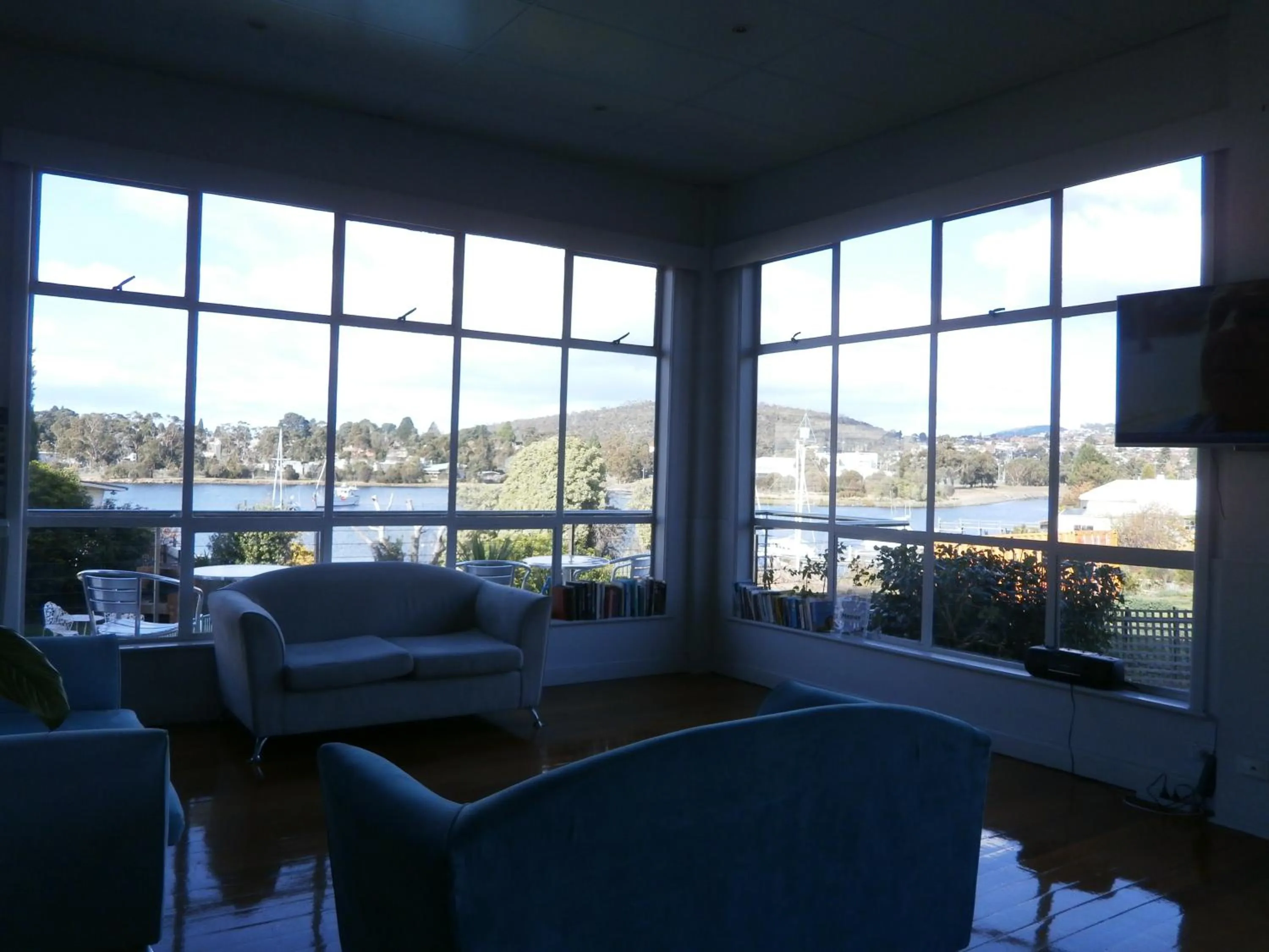 Communal lounge/ TV room in Waterfront Lodge Motel