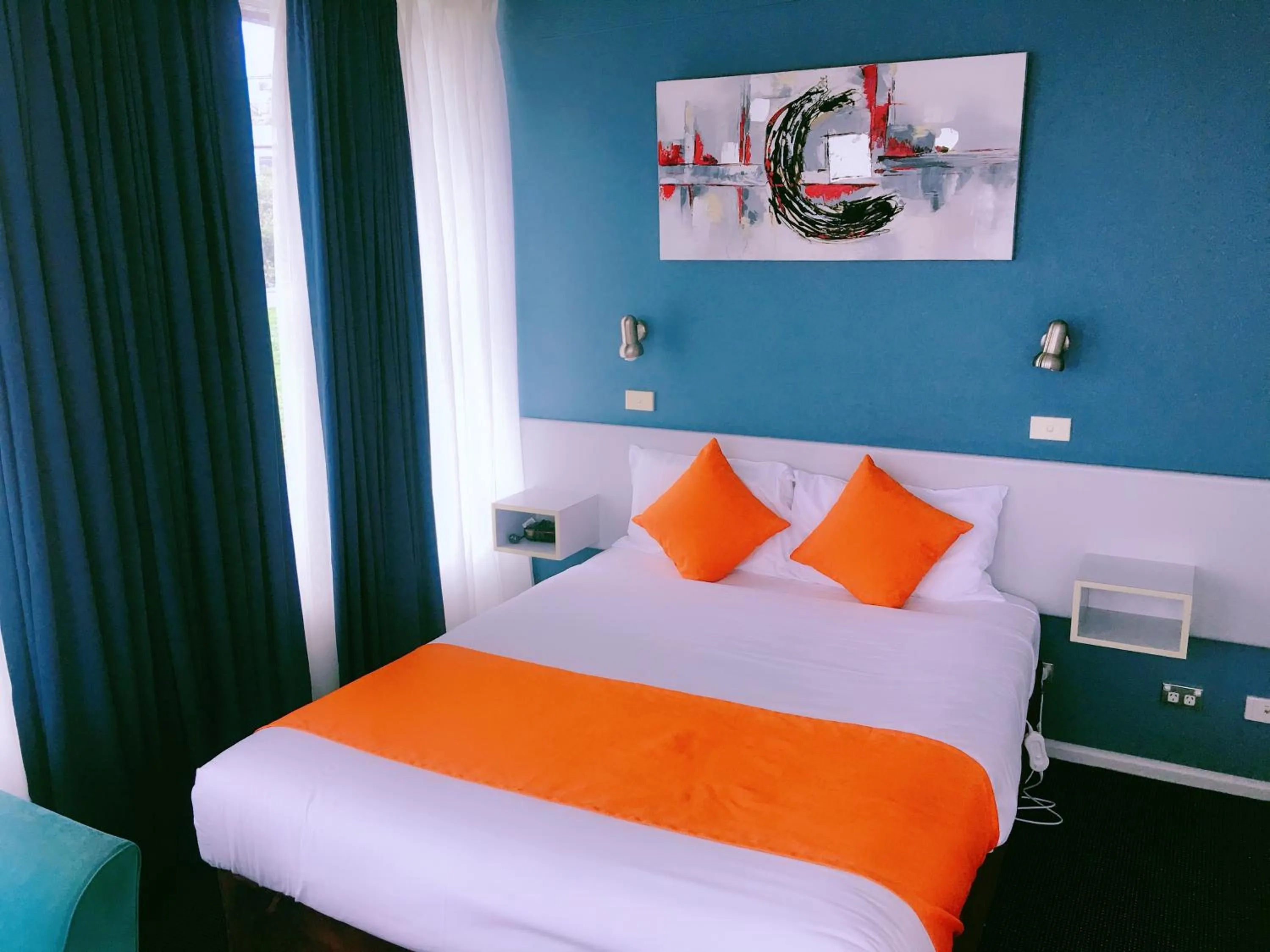 Bedroom, Bed in Waterfront Lodge Motel