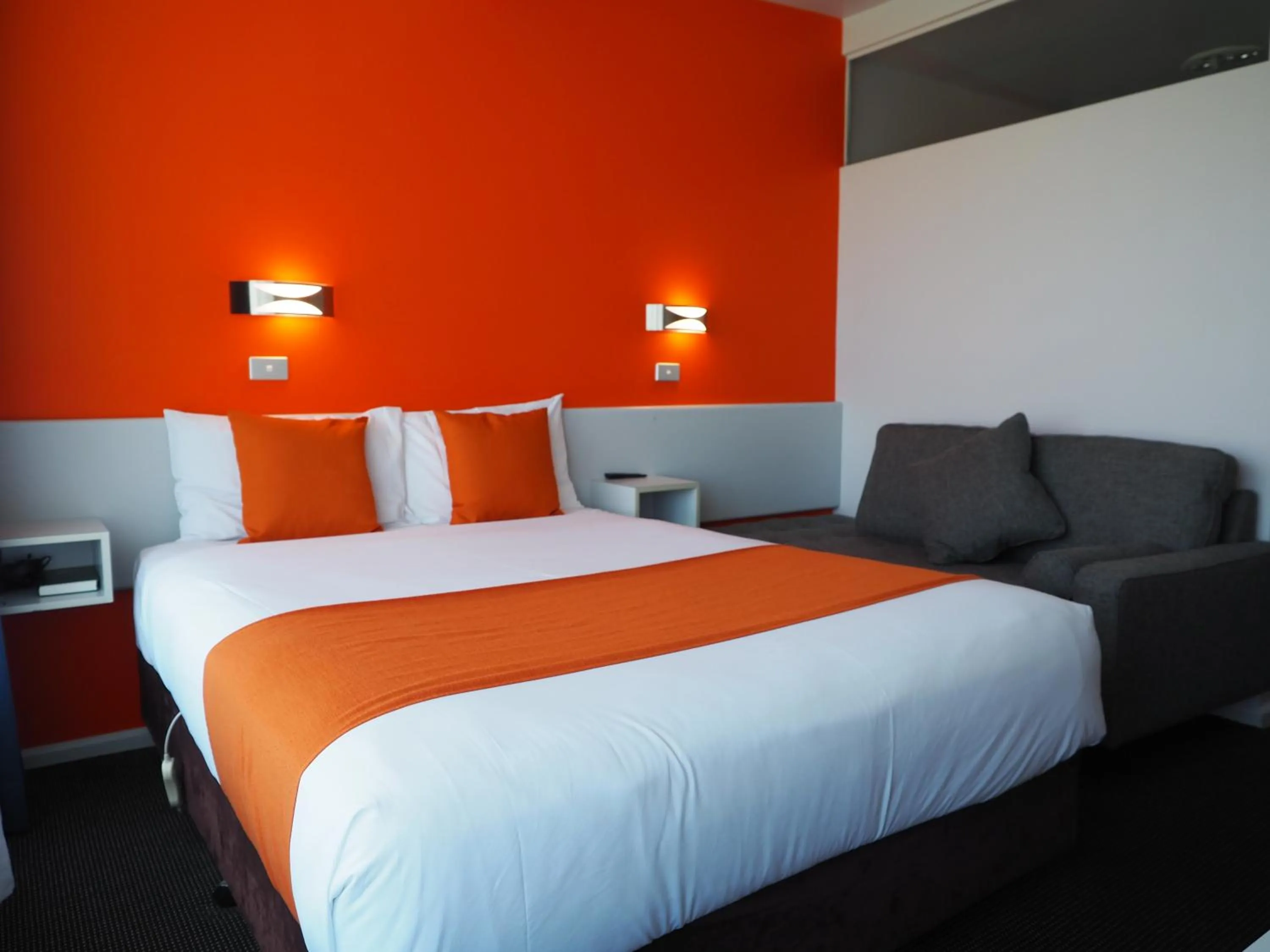 Bedroom, Bed in Waterfront Lodge Motel