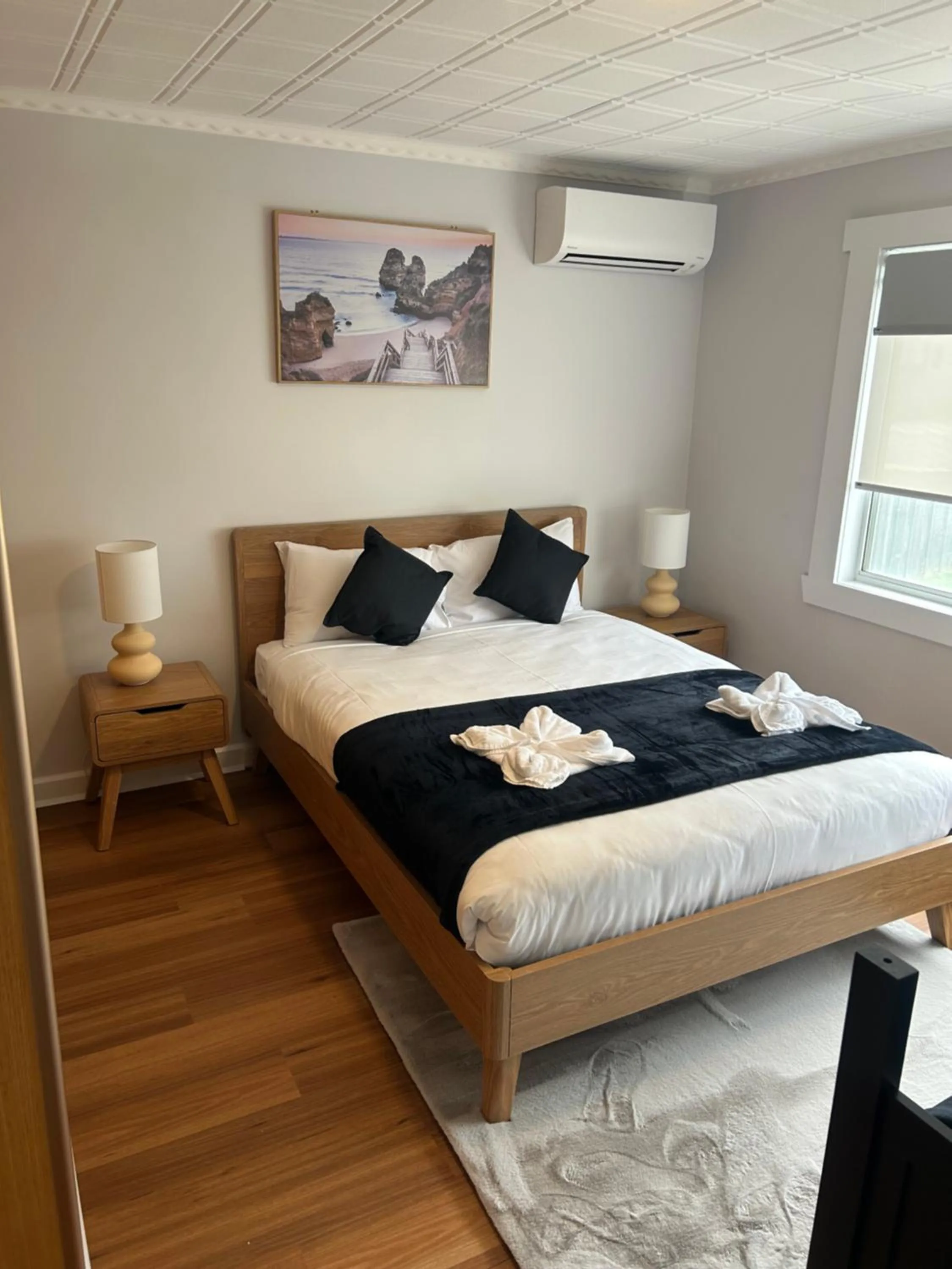 Photo of the whole room, Bed in Waterfront Lodge Motel