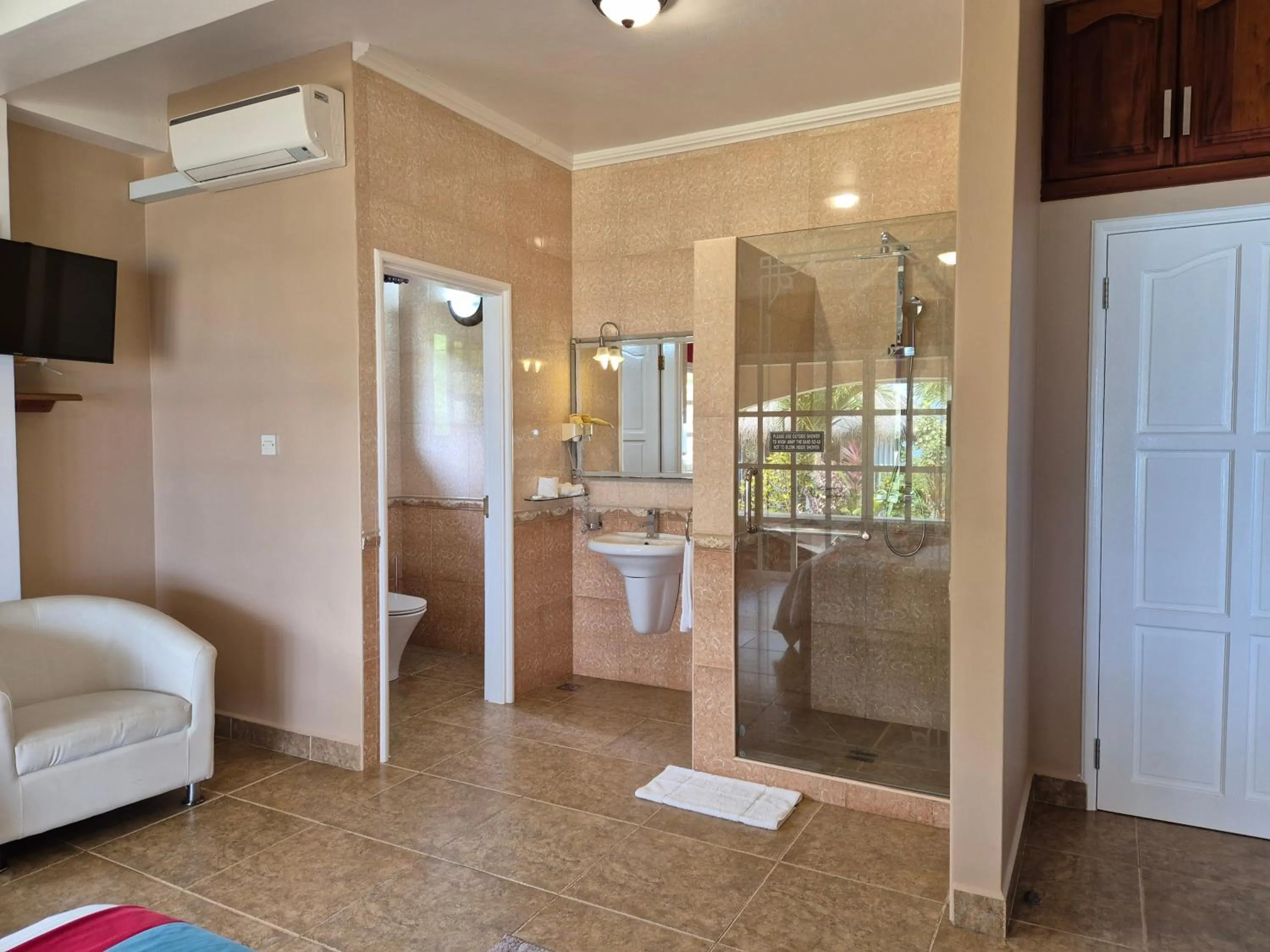 Shower in Au Fond De Mer View
