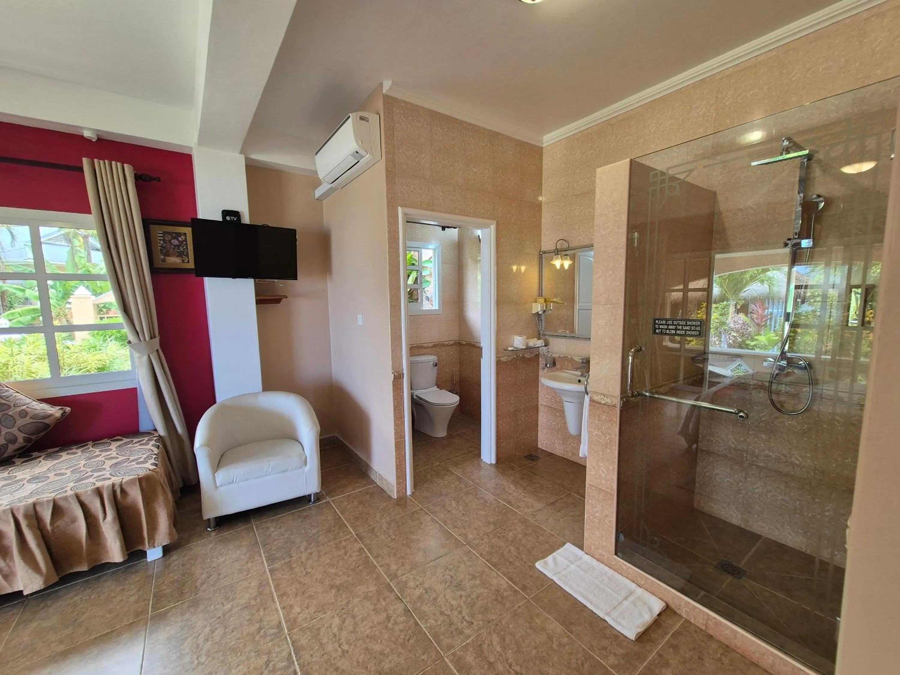Shower in Au Fond De Mer View